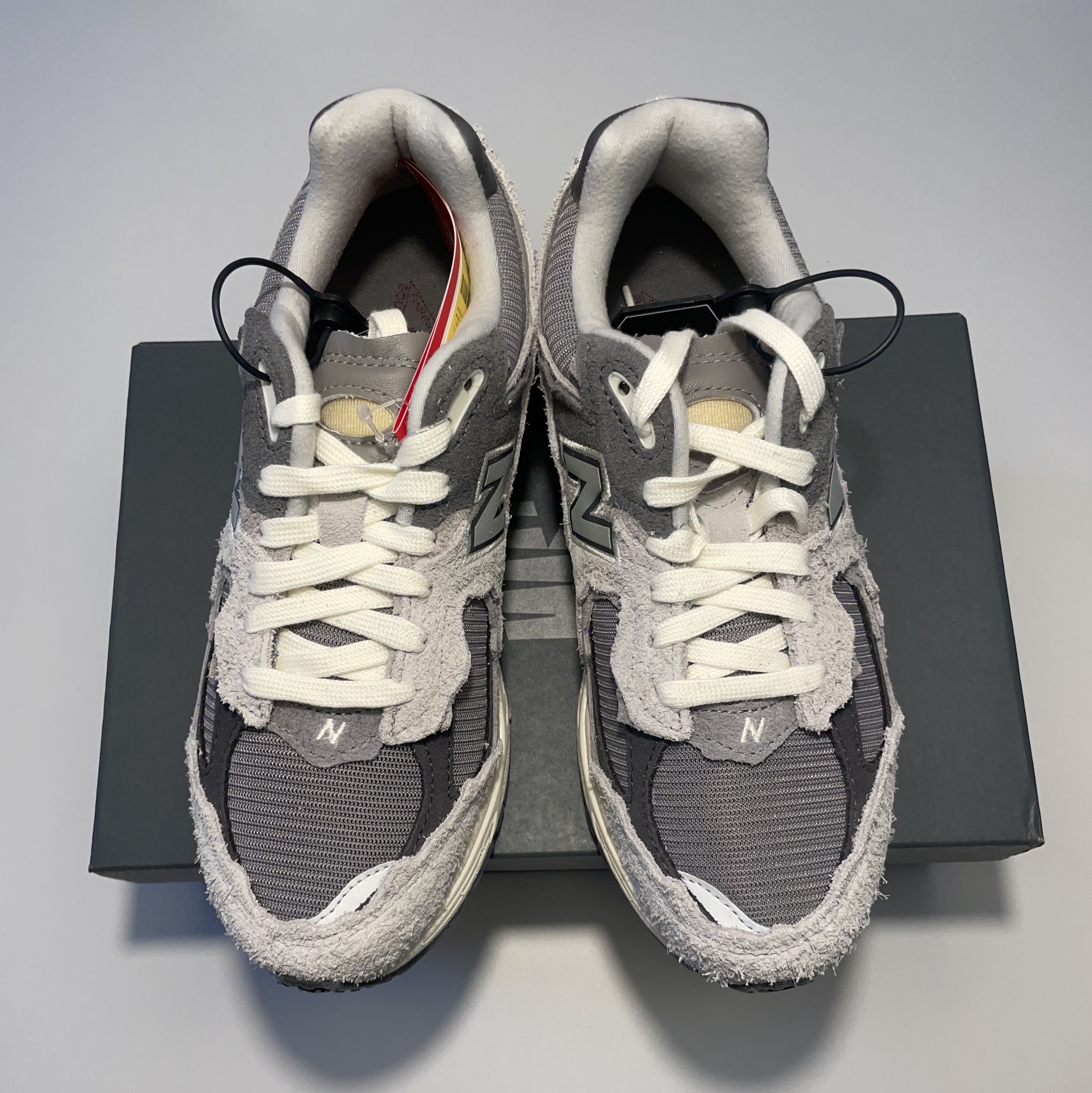 New Balance 2002R Protection Pack Rain Cloud 착용 스타일 - 4