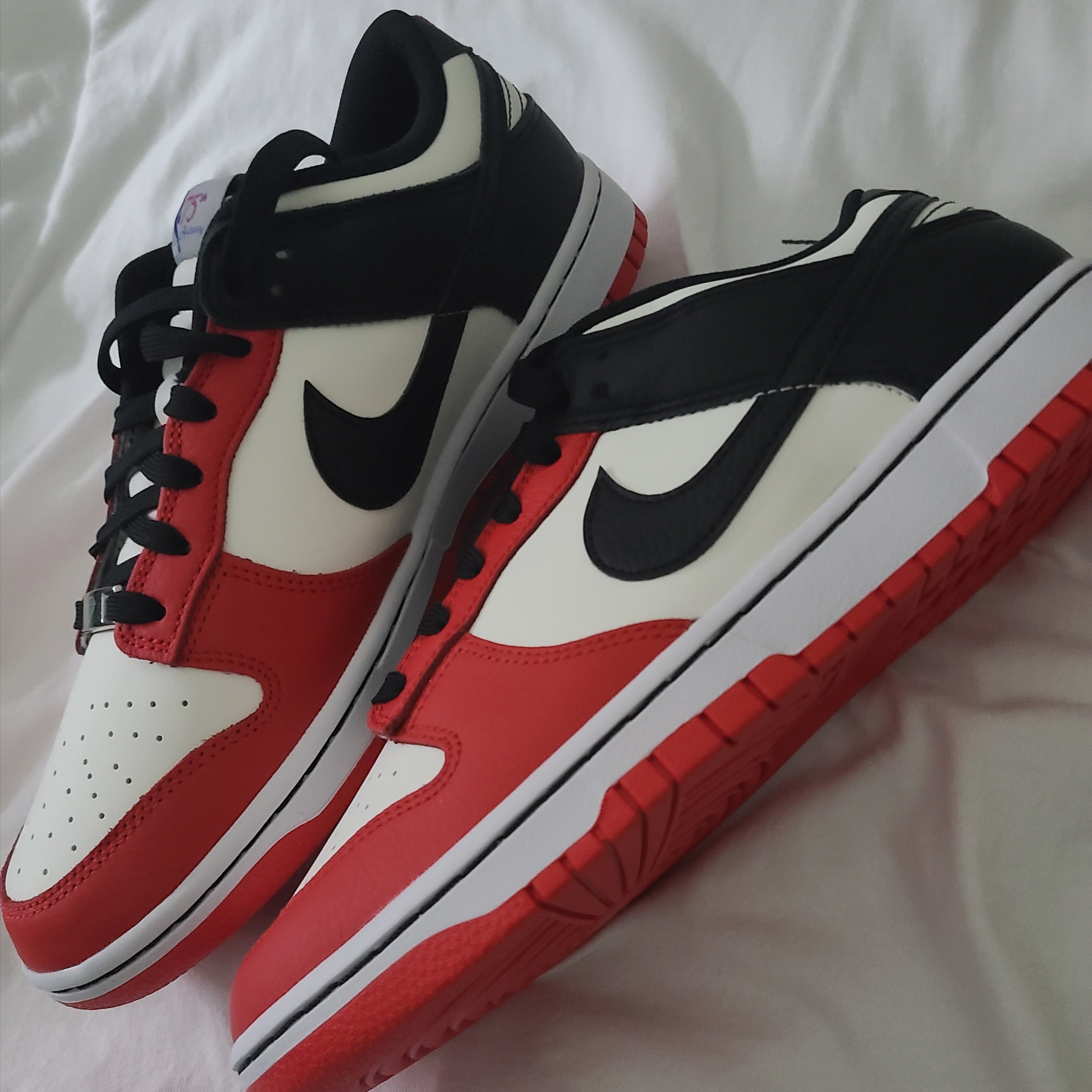 Nike x NBA Dunk Low Retro EMB Black and Chile Red 착용 스타일