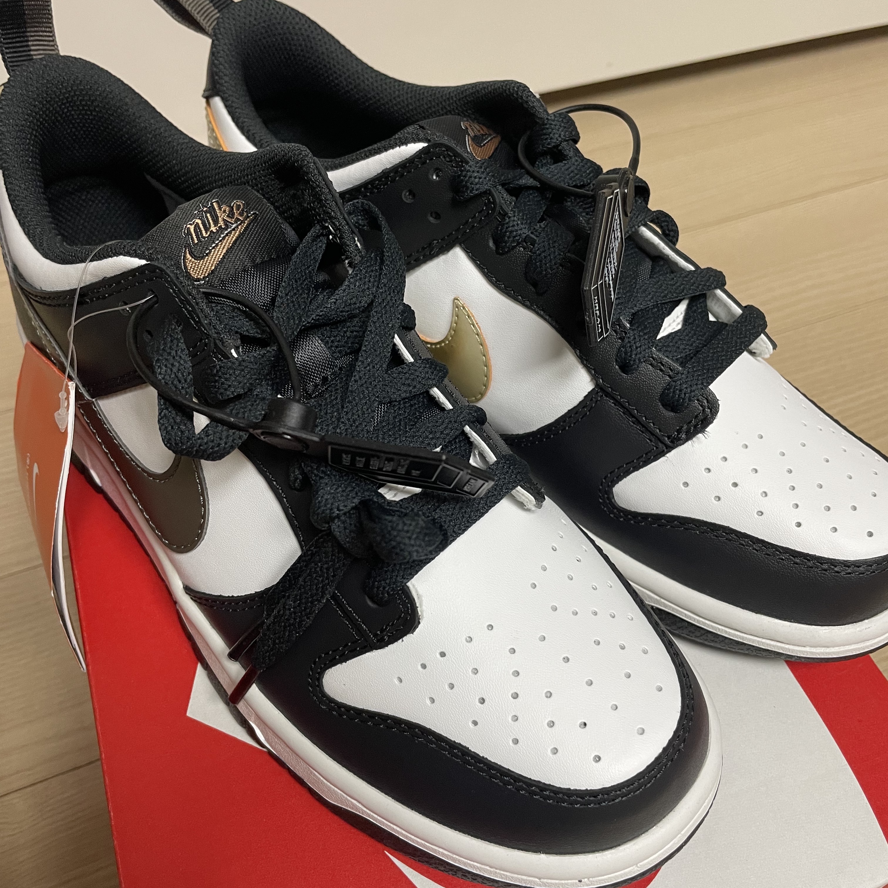 (GS) Nike Dunk Low SE Off Noir Summit White Metallic Pewter 착용 스타일 - 1