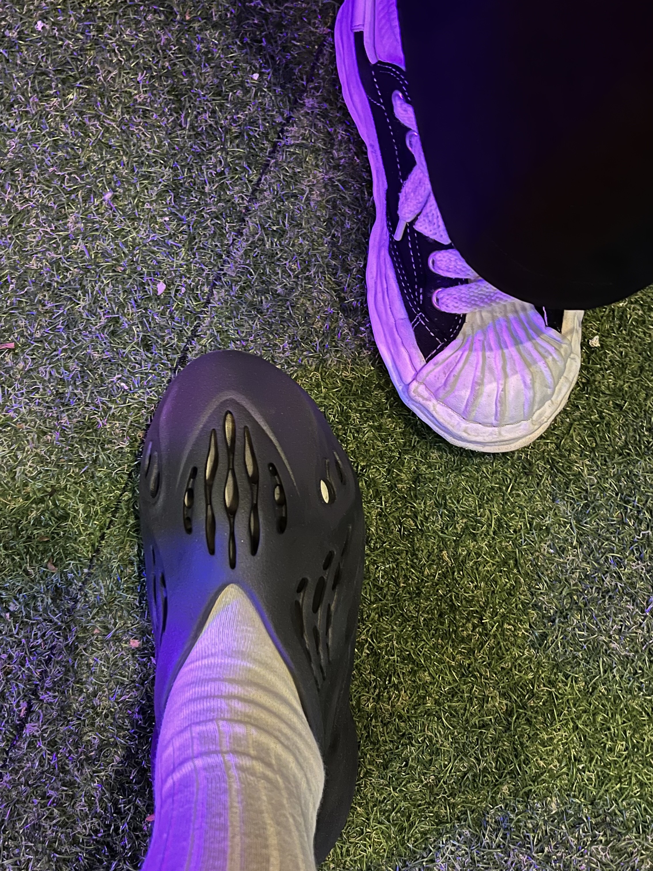 Adidas Yeezy Foam RNNR Onyx, Maison Mihara Yasuhiro Blakey OG Sole Canvas Low-top Sneakers Black 착용 스타일 - 1