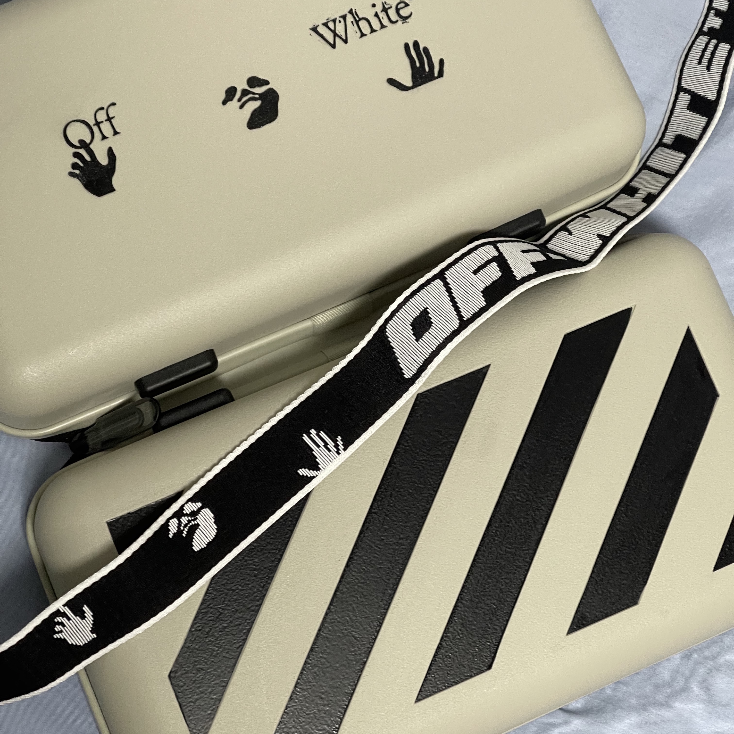 Off-White x Amore Pacific Protection Box (Without Cosmetics) 착용 스타일 - 2