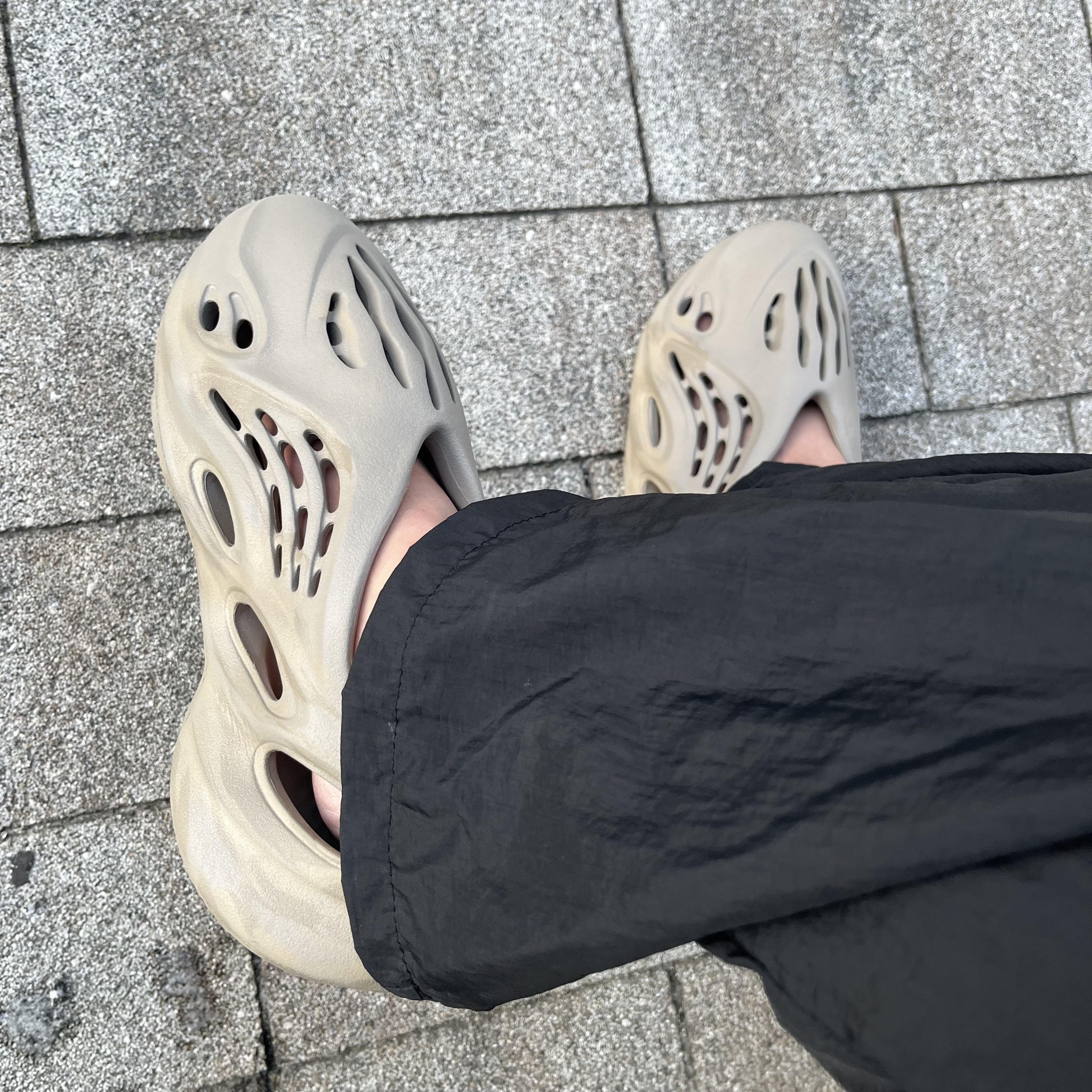 Adidas Yeezy Foam RNNR Stone Sage 착용 스타일