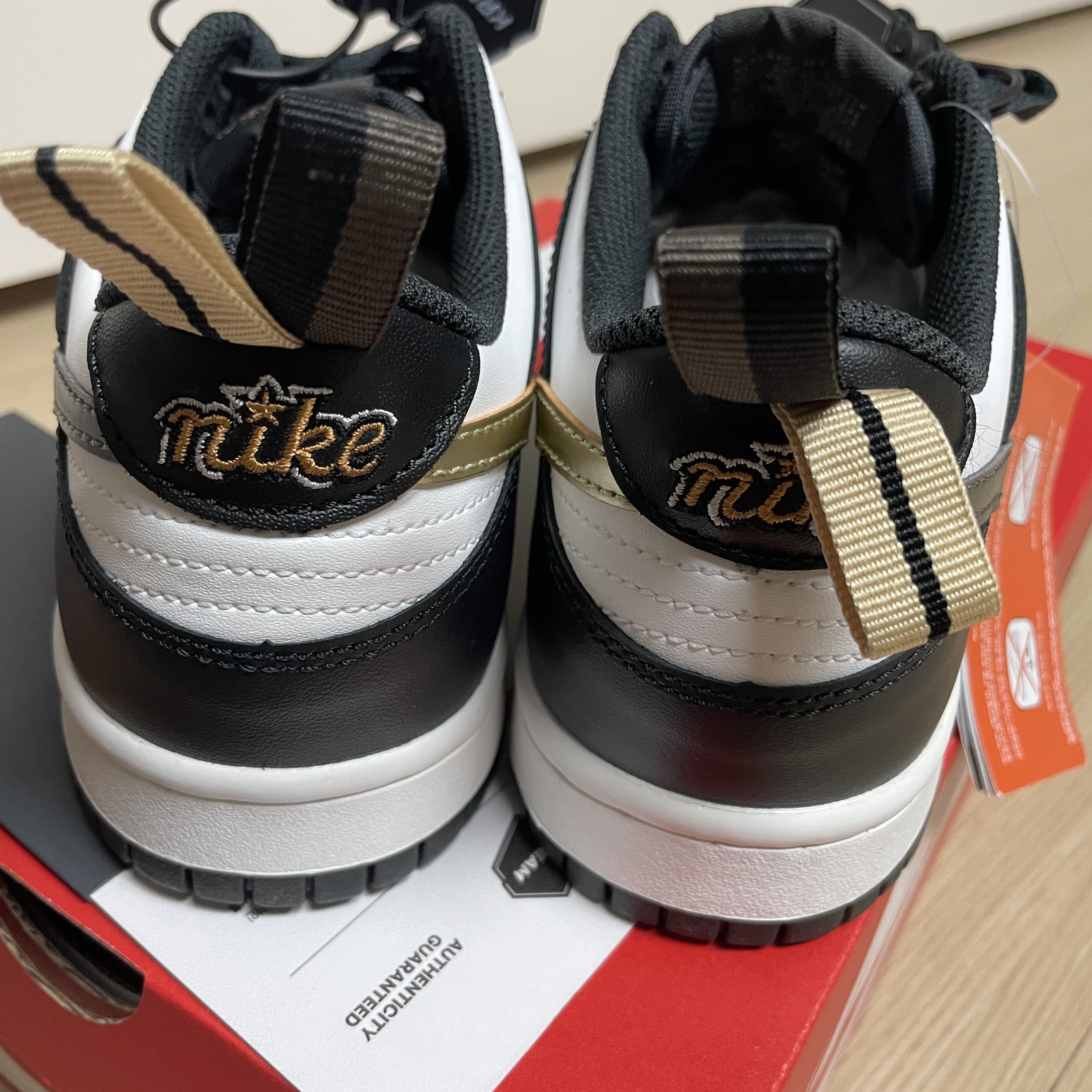 (GS) Nike Dunk Low SE Off Noir Summit White Metallic Pewter 착용 스타일 - 2