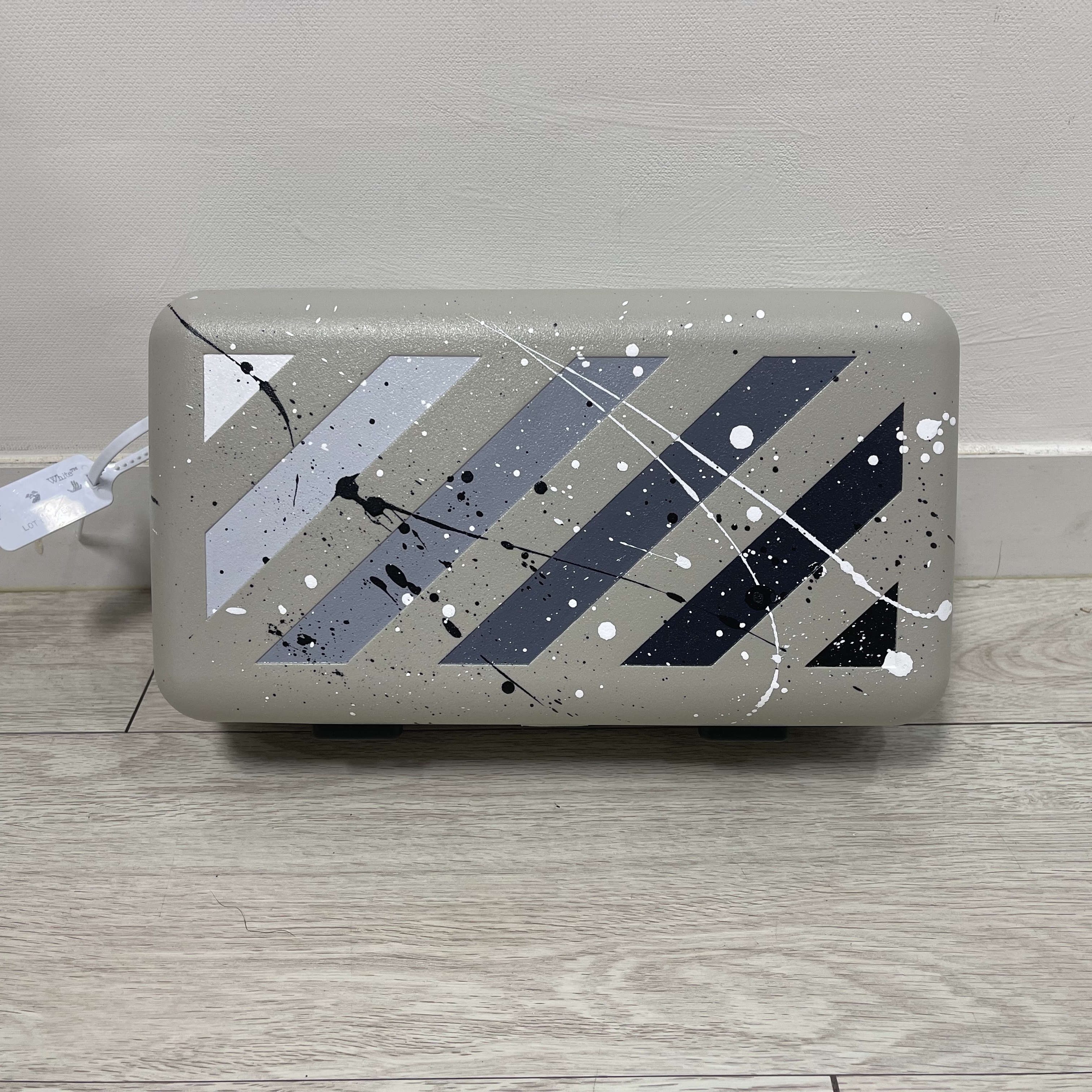 Off-White x Amore Pacific Protection Box (Without Cosmetics) 착용 스타일 - 2