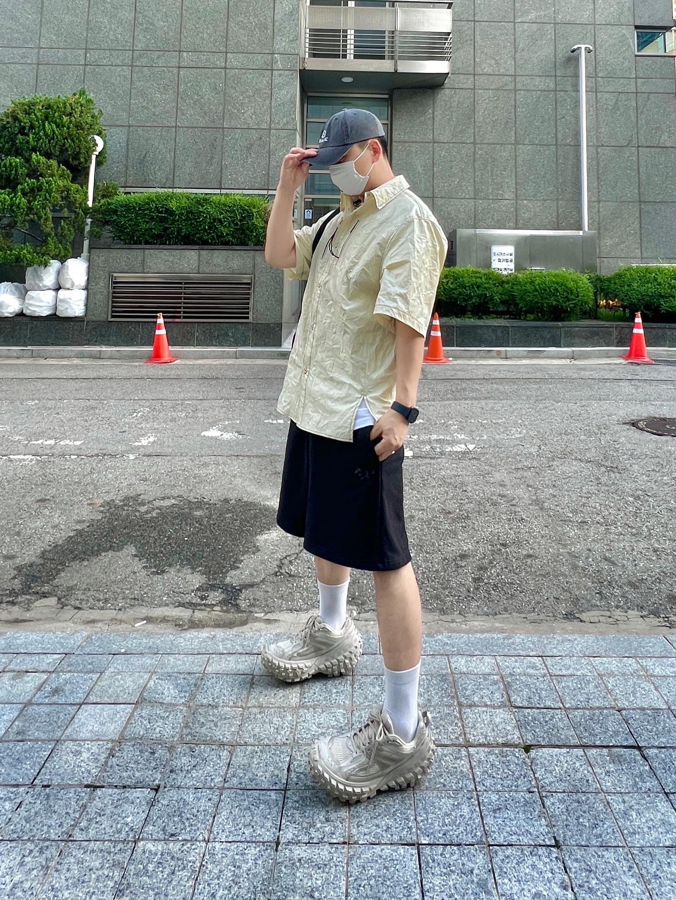 Our Legacy Ladon Leather Keychain Black, Balenciaga Defender Sneakers Beige 착용 스타일 - 2