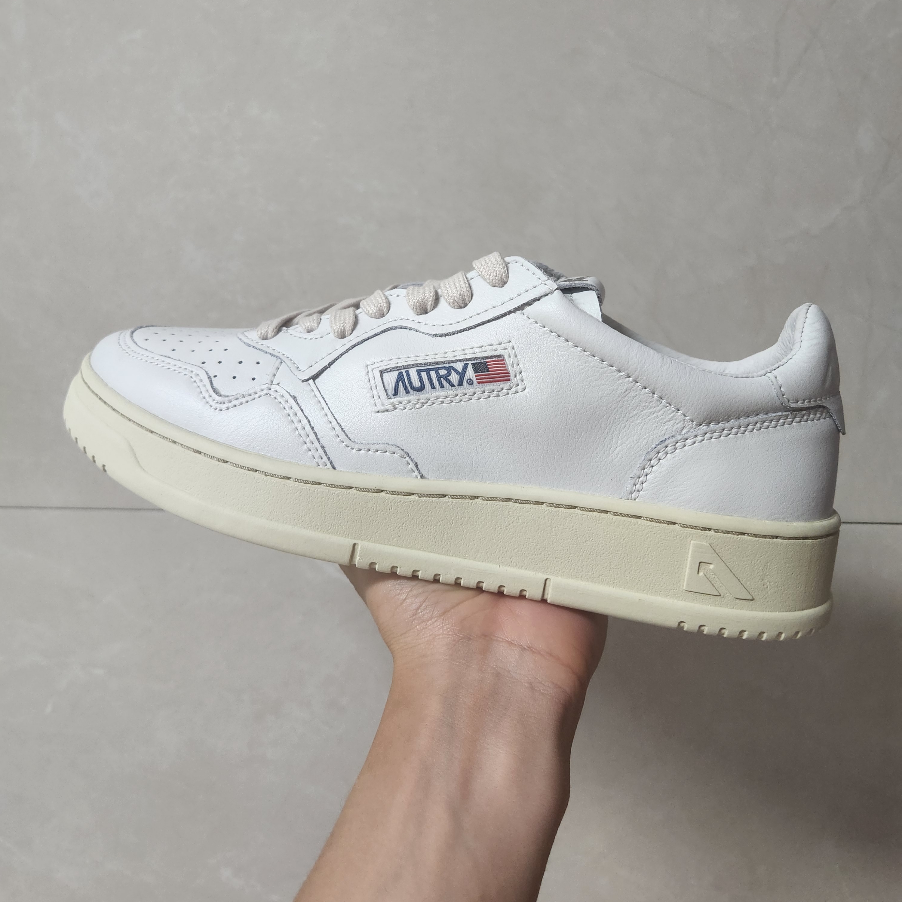 Autry Medalist Low Leather Sneakers White 착용 스타일