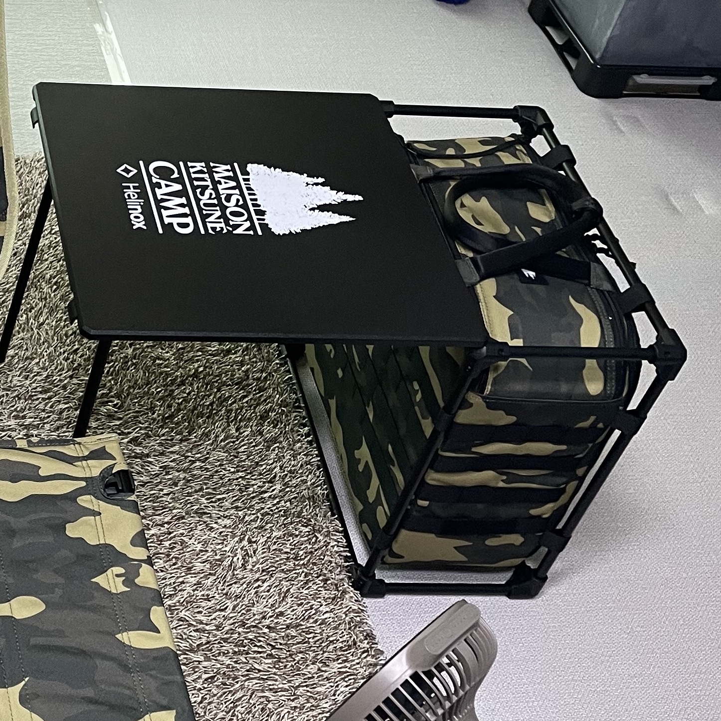 Helinox x Maison Kitsune Field Office M MK Camo 착용 스타일 - 2
