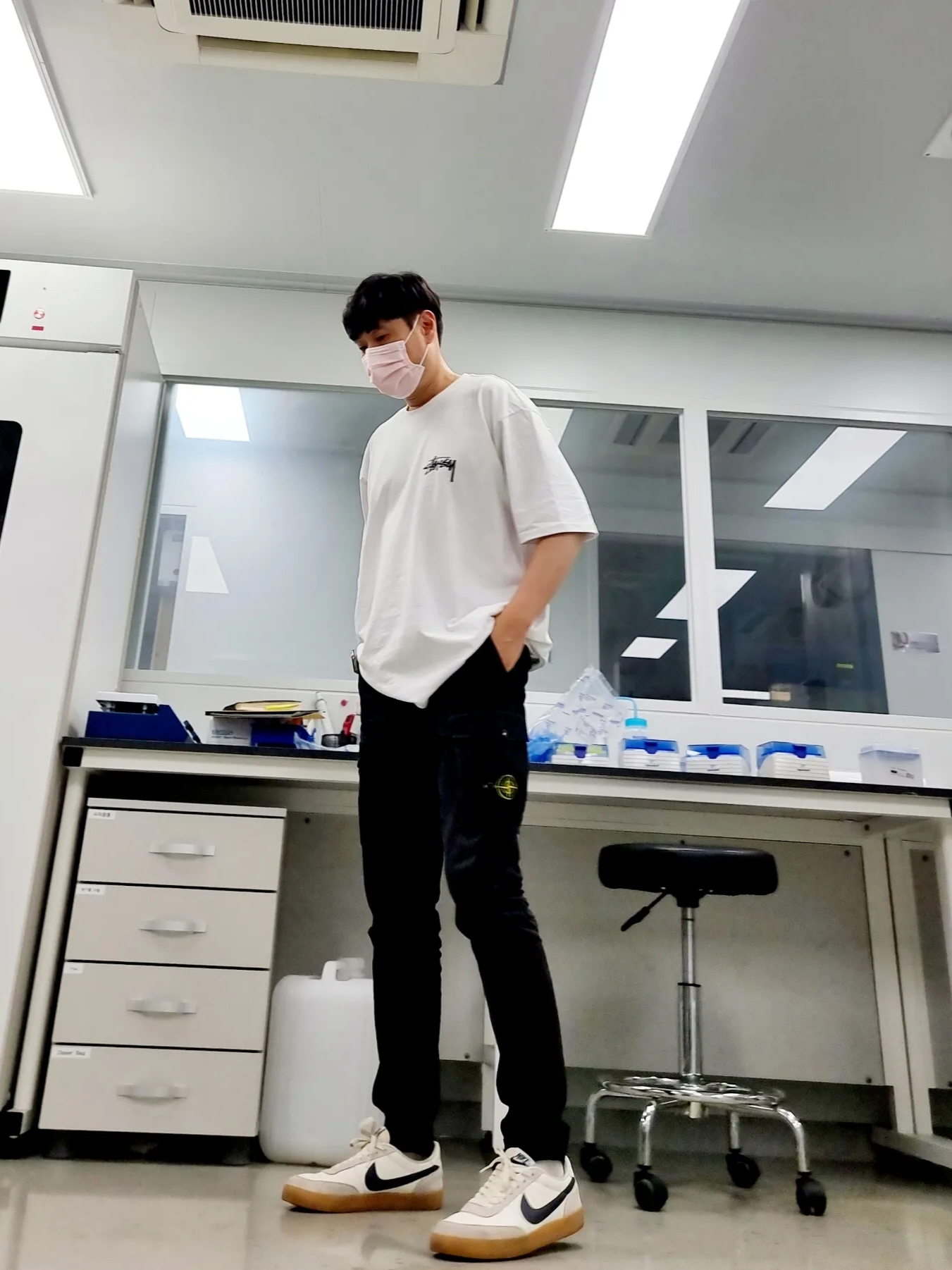 Stussy Fuzzy Dice T-Shirt White, Stone Island 318L1 T.CO+OLD Cargo Pants Steel Grey - 21FW 착용 스타일
