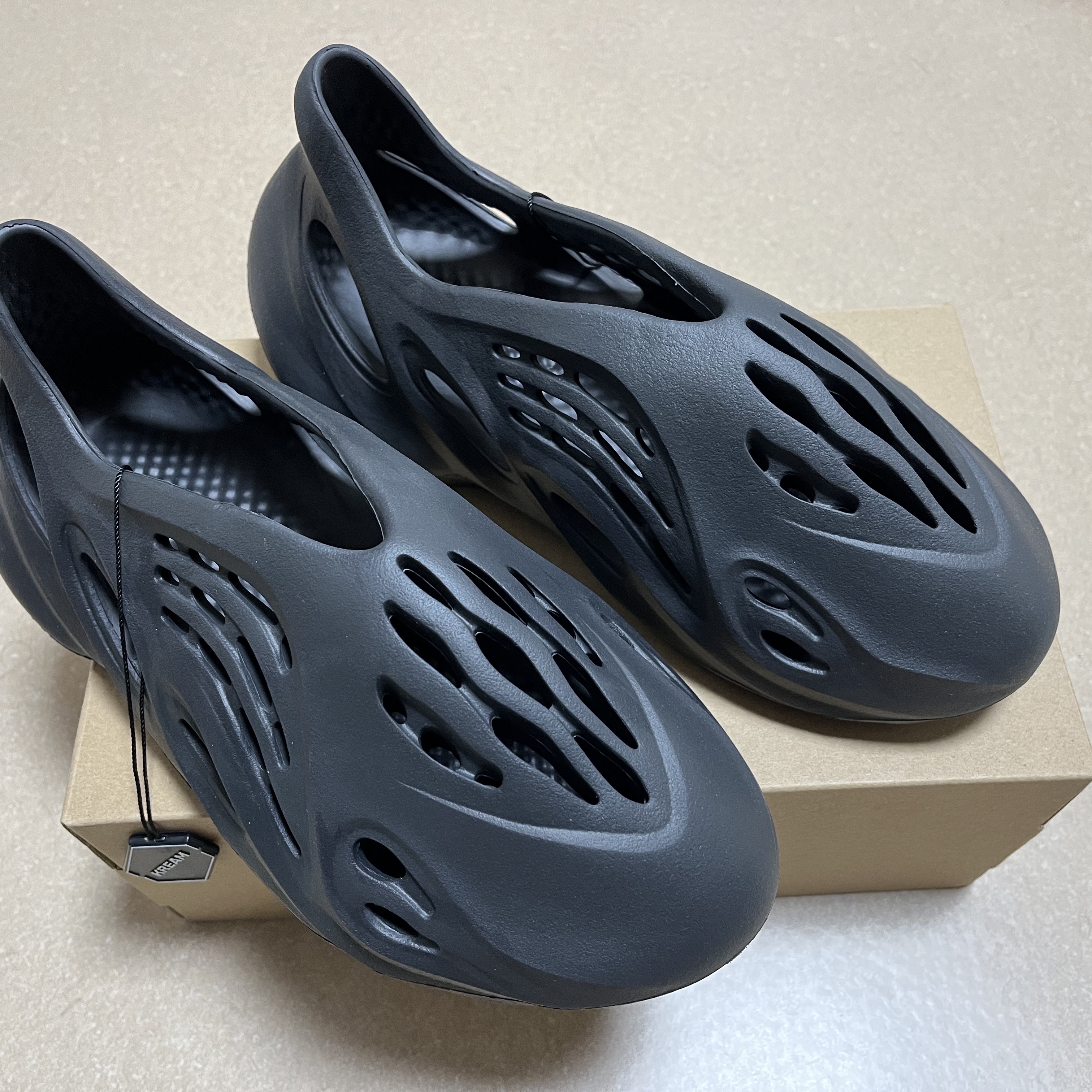 Adidas Yeezy Foam RNNR Onyx 착용 스타일