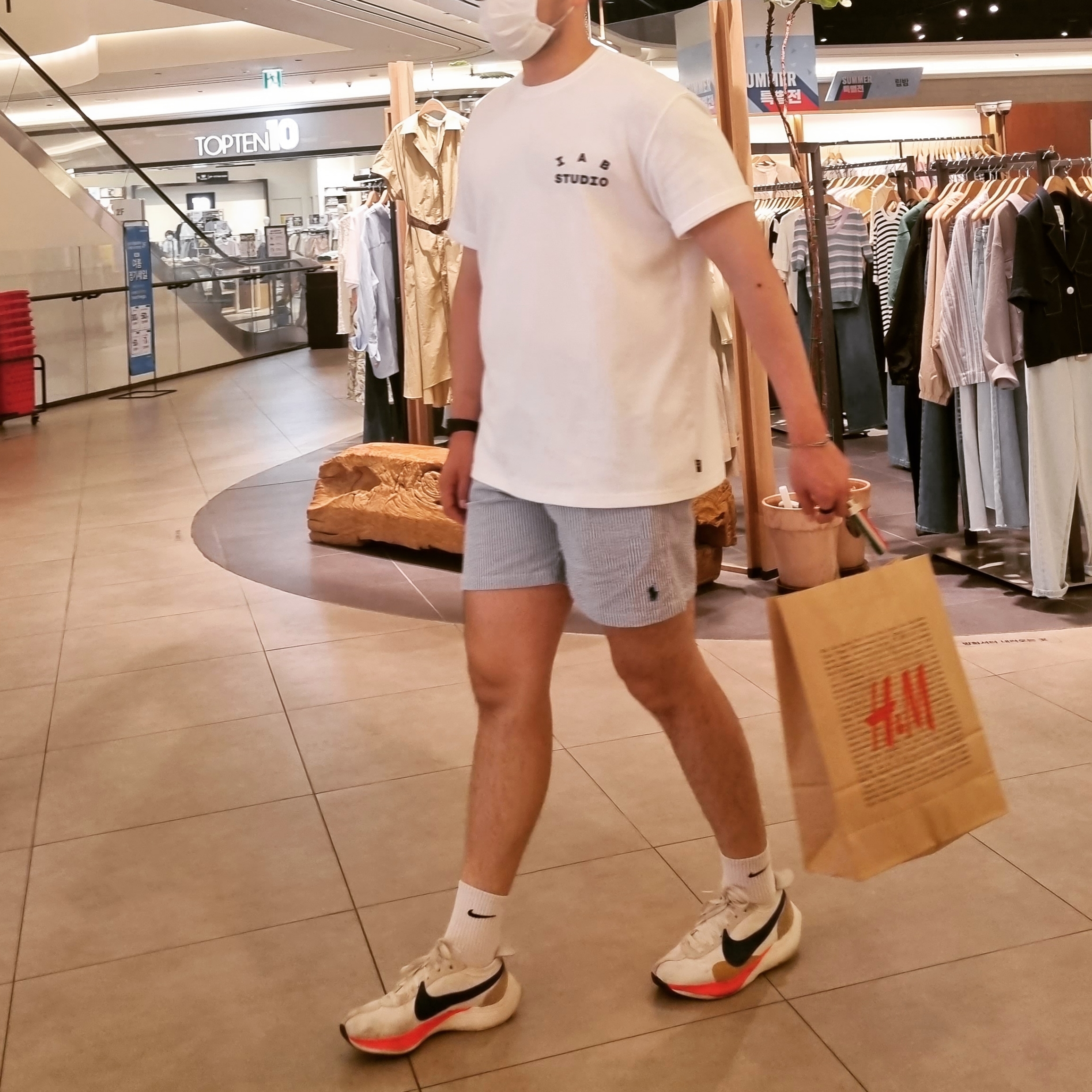 Nike Moon Racer Sail Solar Blue, IAB Studio T-Shirt White 착용 스타일