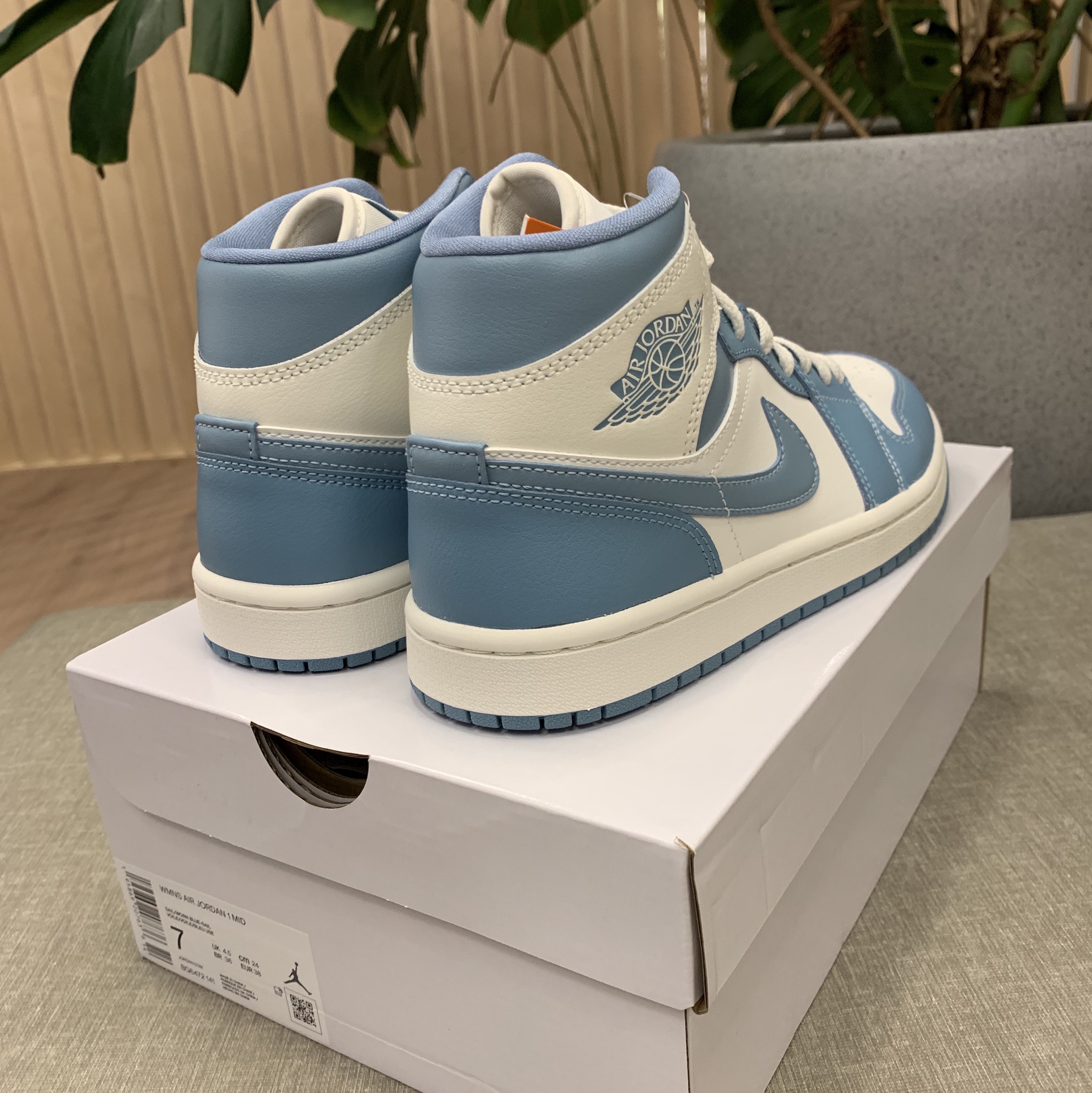 (W) Jordan 1 Mid Sail and Worn Blue 착용 스타일 - 4