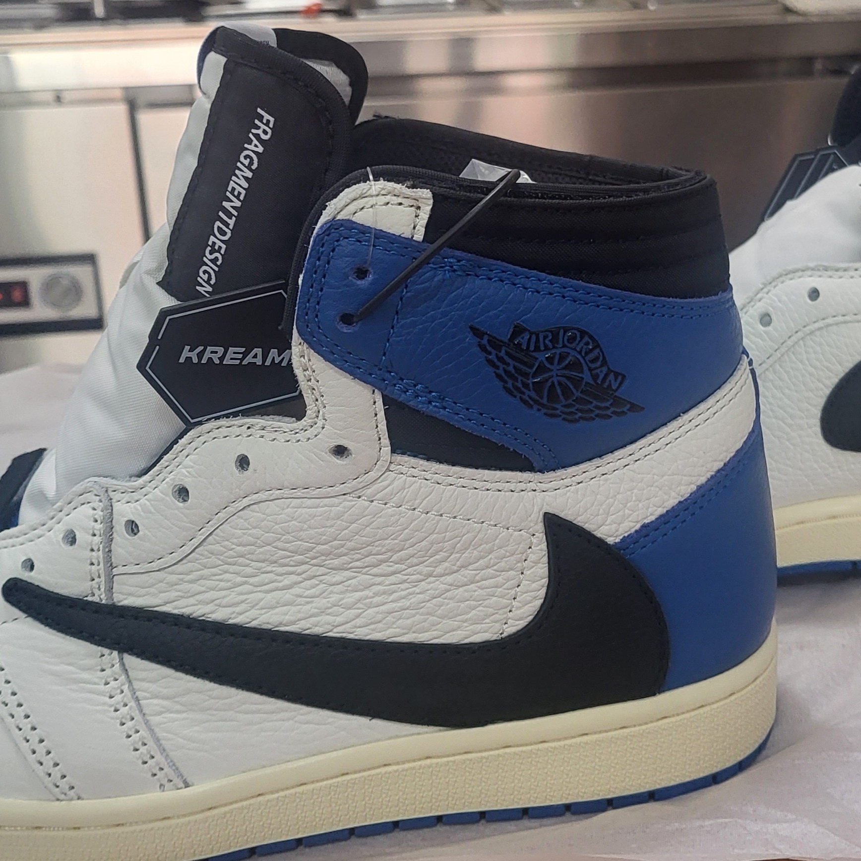 Jordan 1 x Travis Scott x Fragment Retro High OG SP Military Blue 착용 스타일 - 1