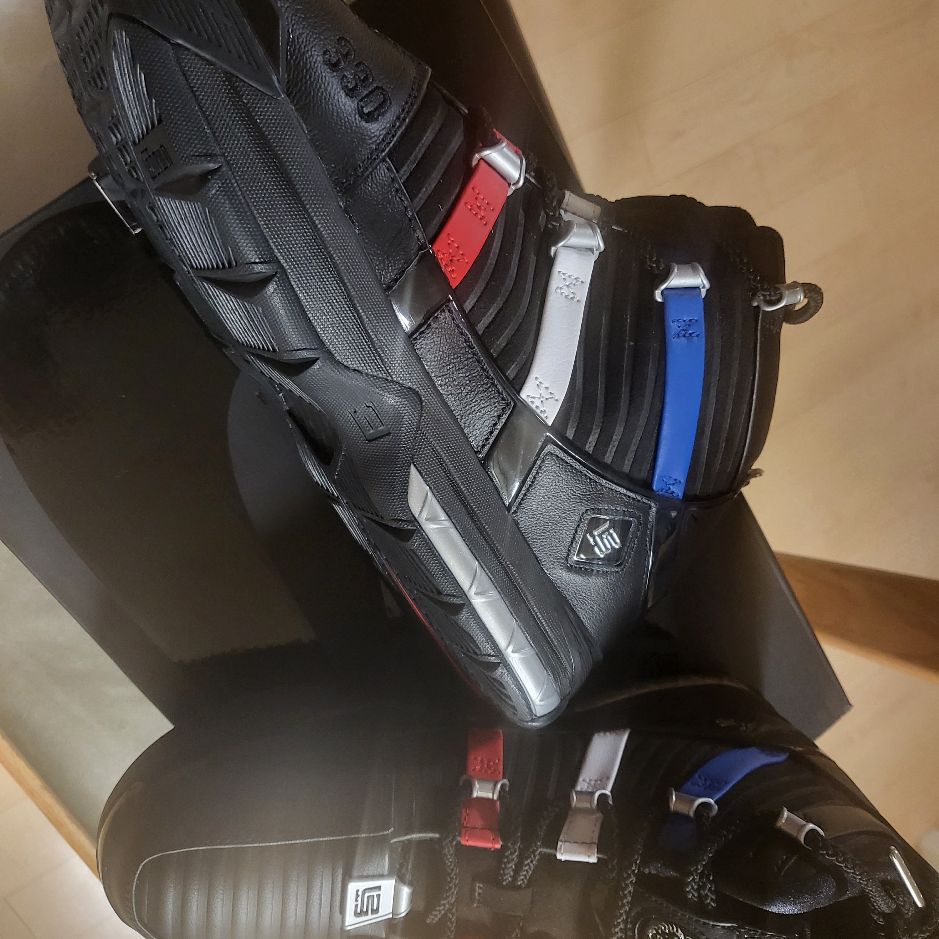 Nike Zoom LeBron 3 QS Black and University Red 착용 스타일 - 3