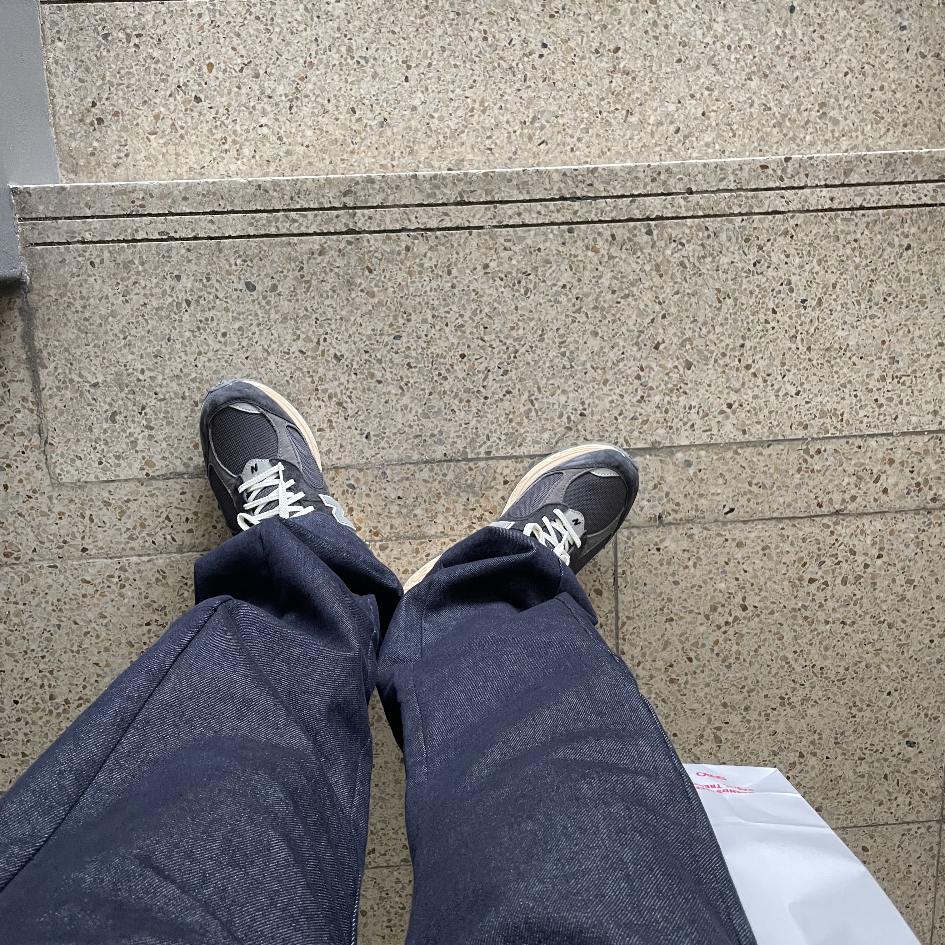 New Balance 2002R Special Vintage Black Grey 착용 스타일 - 2