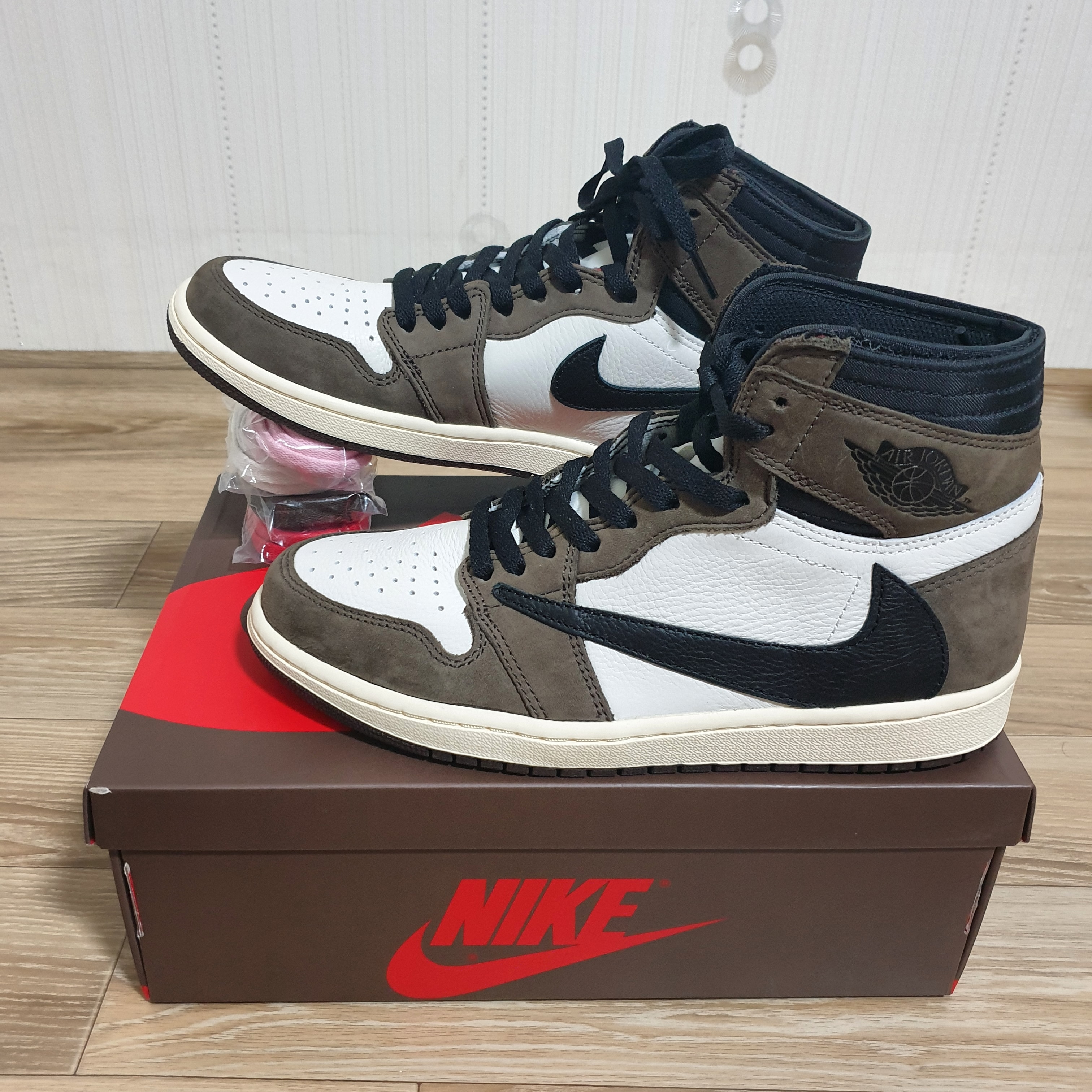 Jordan 1 x Travis Scott Retro High OG SP Mocha 착용 스타일