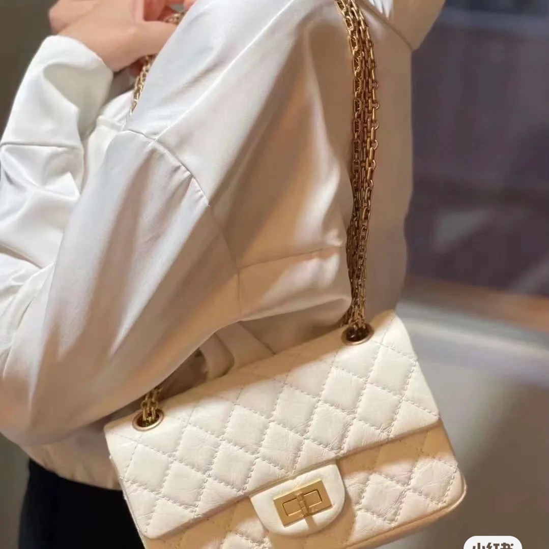 Chanel Mini 2.55 Handbag Aged Calfskin & Gold White 착용 스타일 - 2
