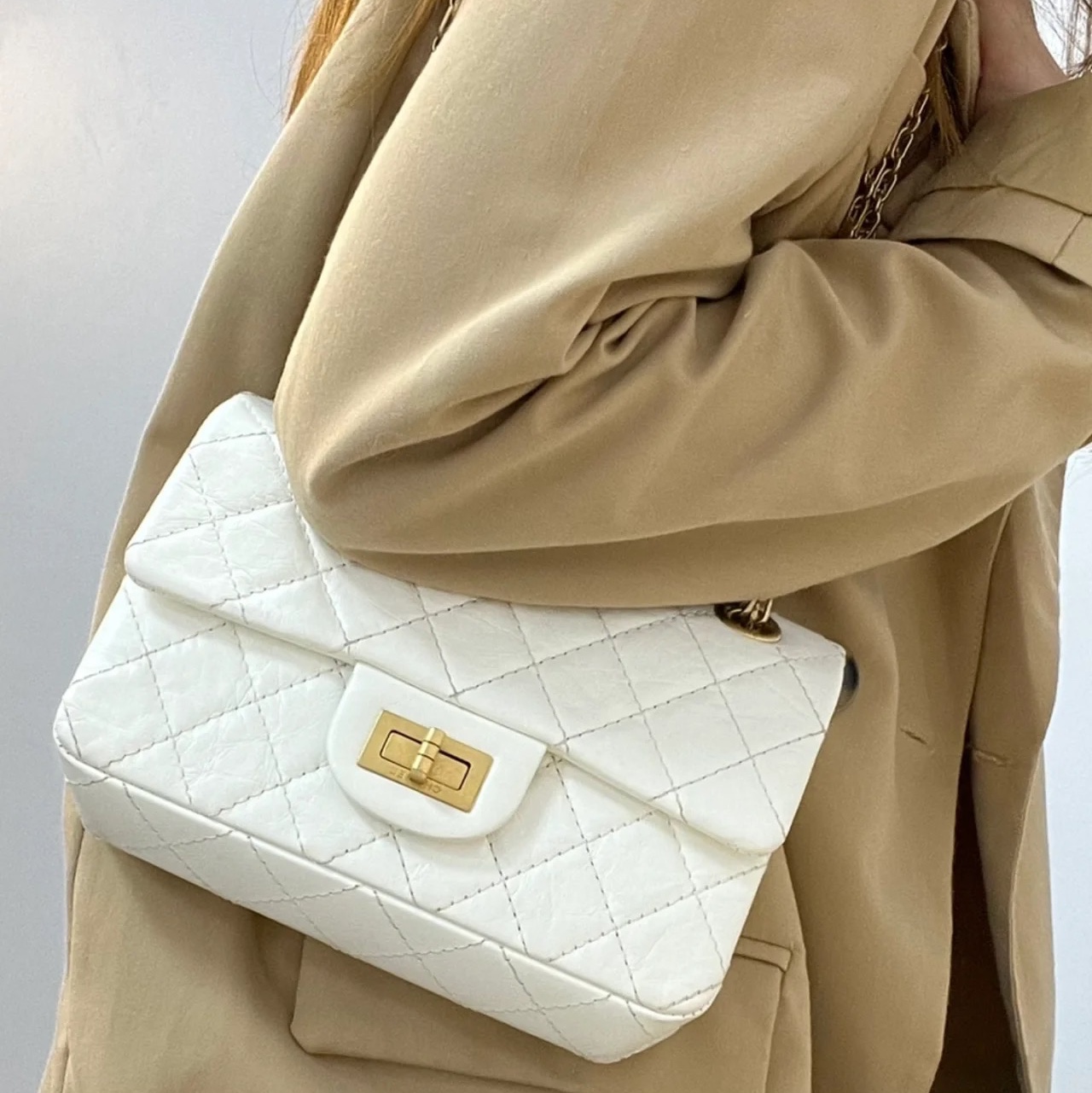 Chanel Mini 2.55 Handbag Aged Calfskin & Gold White 착용 스타일 - 1