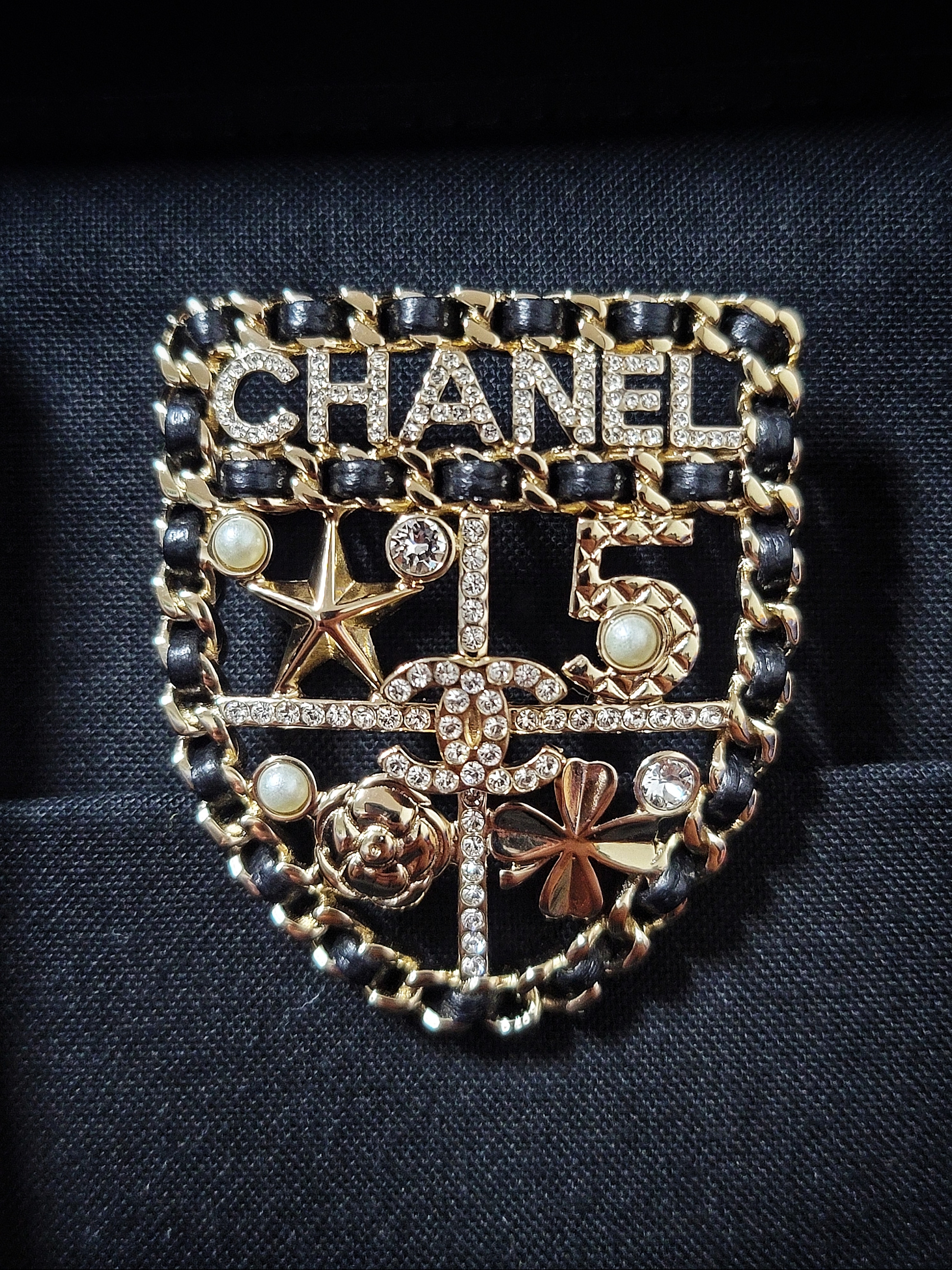 Chanel Large 19 Handbag Lambskin & Gold Black, Nike x Peaceminusone Kwondo1 White 착용 스타일 - 4