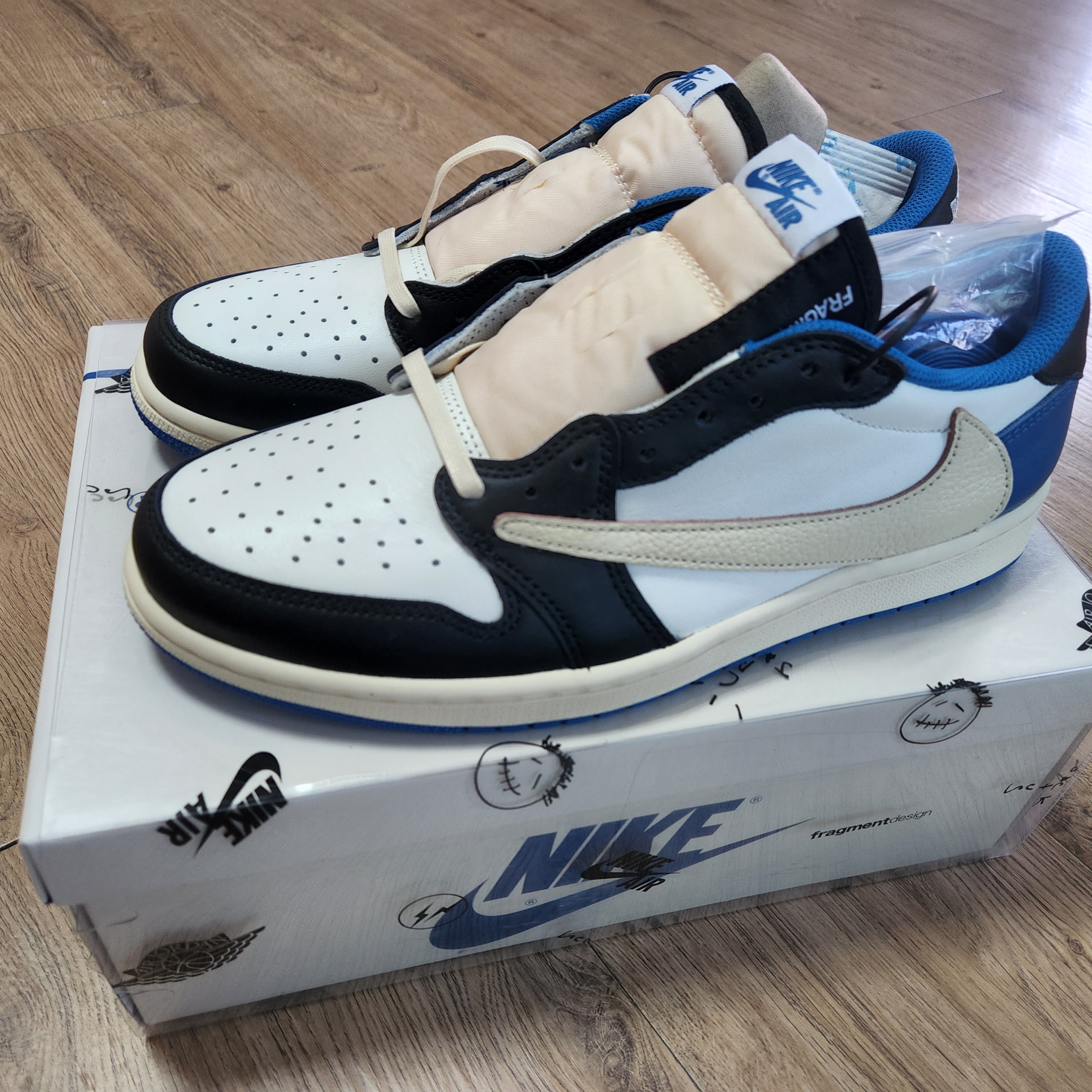 Jordan 1 x Travis Scott x Fragment Retro Low OG SP Military Blue 착용 스타일