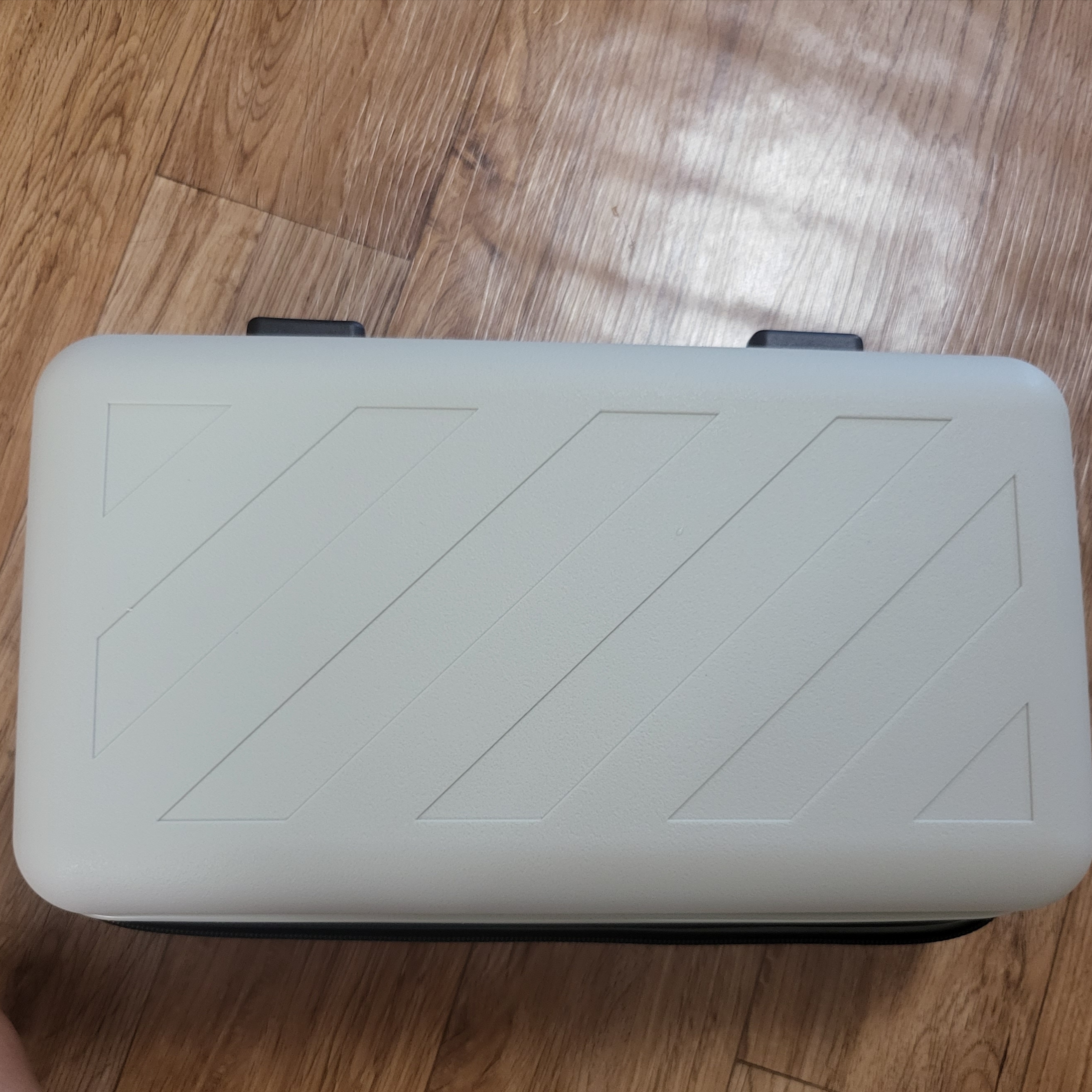 Off-White x Amore Pacific Protection Box (Without Cosmetics) 착용 스타일 - 1