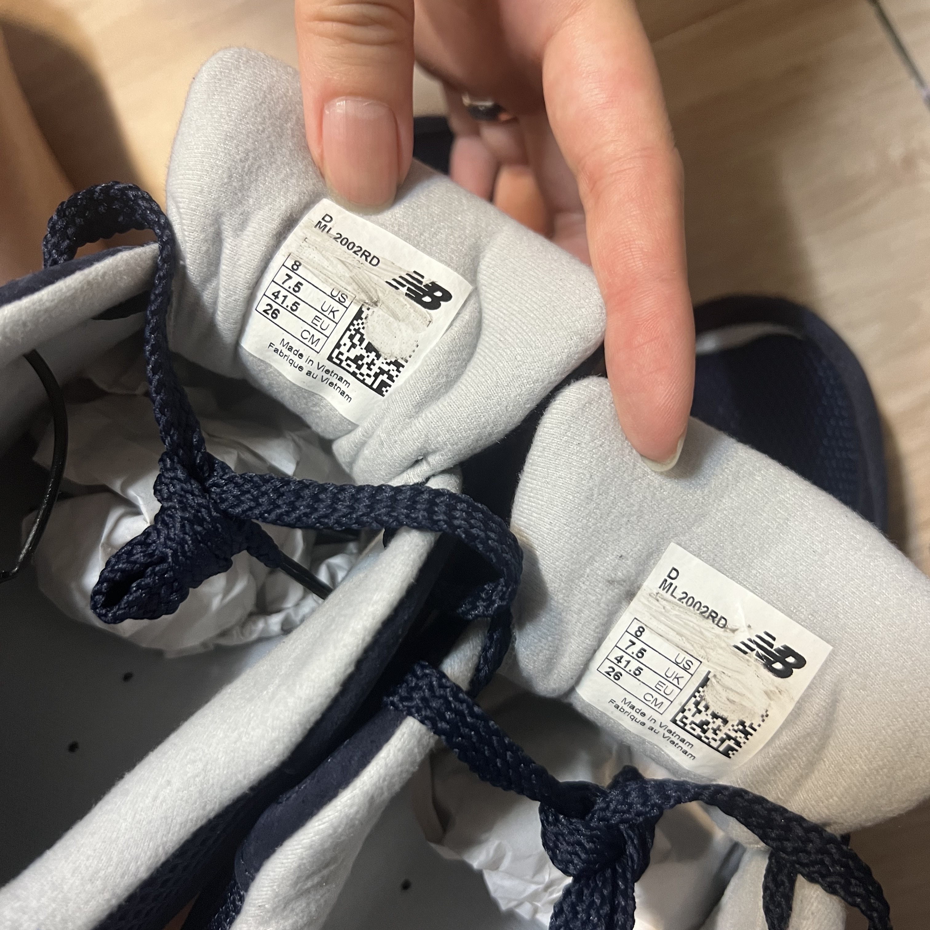 New Balance 2002R Navy 착용 스타일