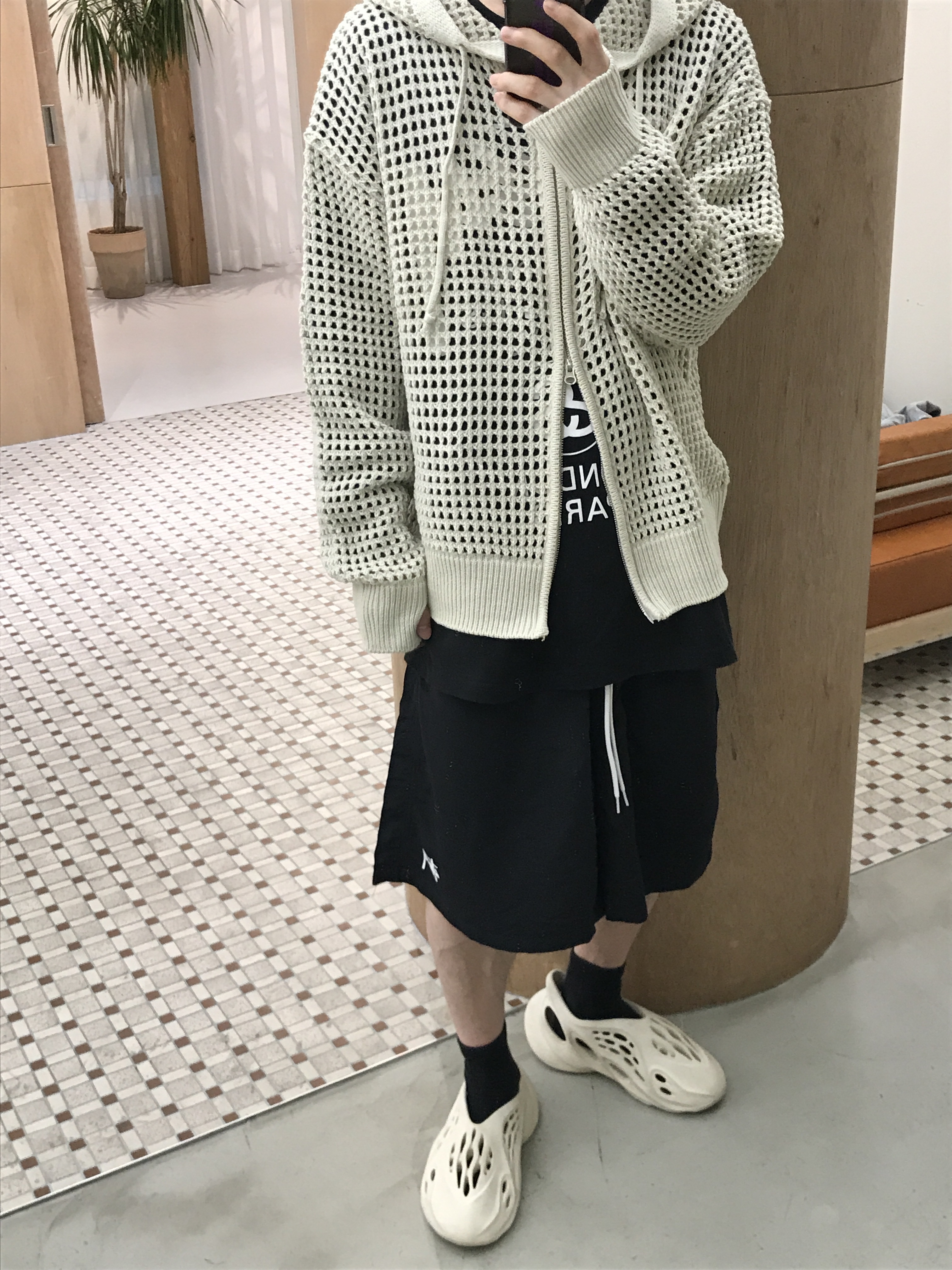 Adidas Yeezy Foam RNNR Sand 착용 스타일