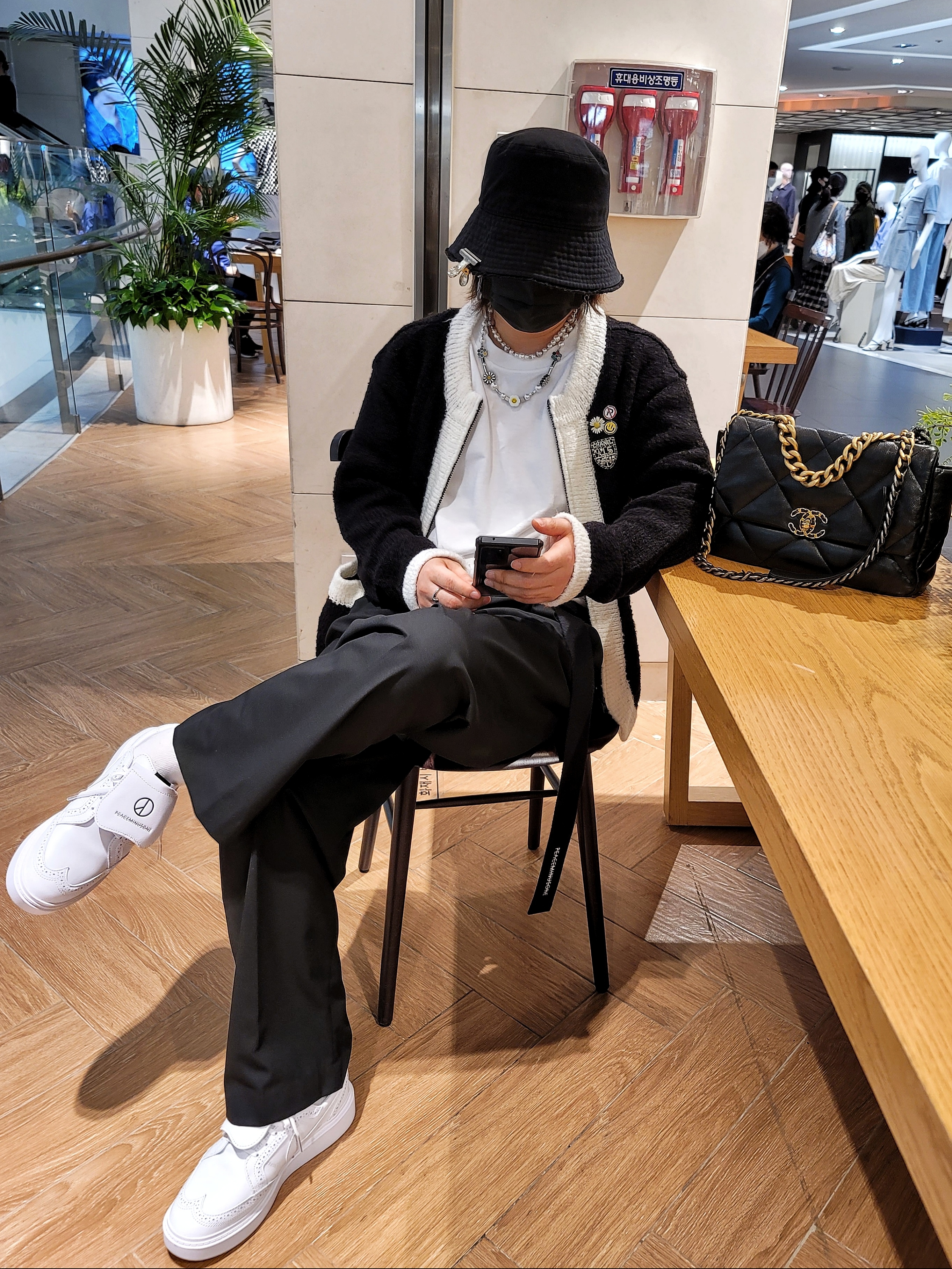 Chanel Large 19 Handbag Lambskin & Gold Black, Nike x Peaceminusone Kwondo1 White 착용 스타일 - 1