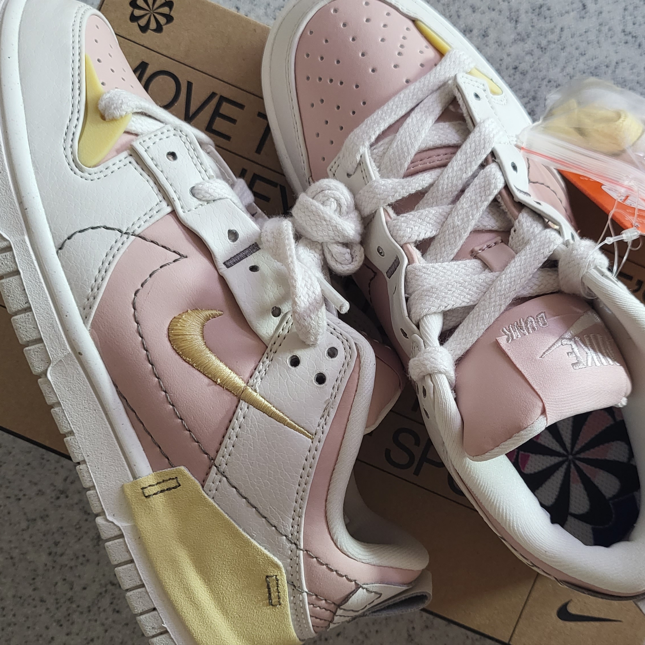 (W) Nike Dunk Low Disrupt 2 Phantom Lemon Wash 착용 스타일 - 1