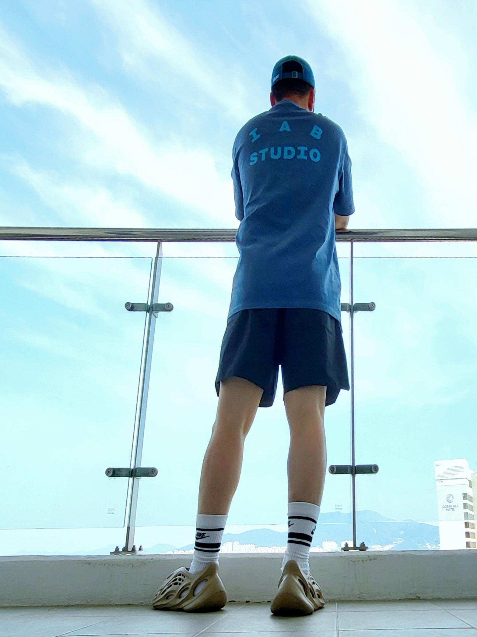 Adidas Yeezy Foam RNNR Stone Sage, IAB Studio Pigment T-Shirt Blue 착용 스타일