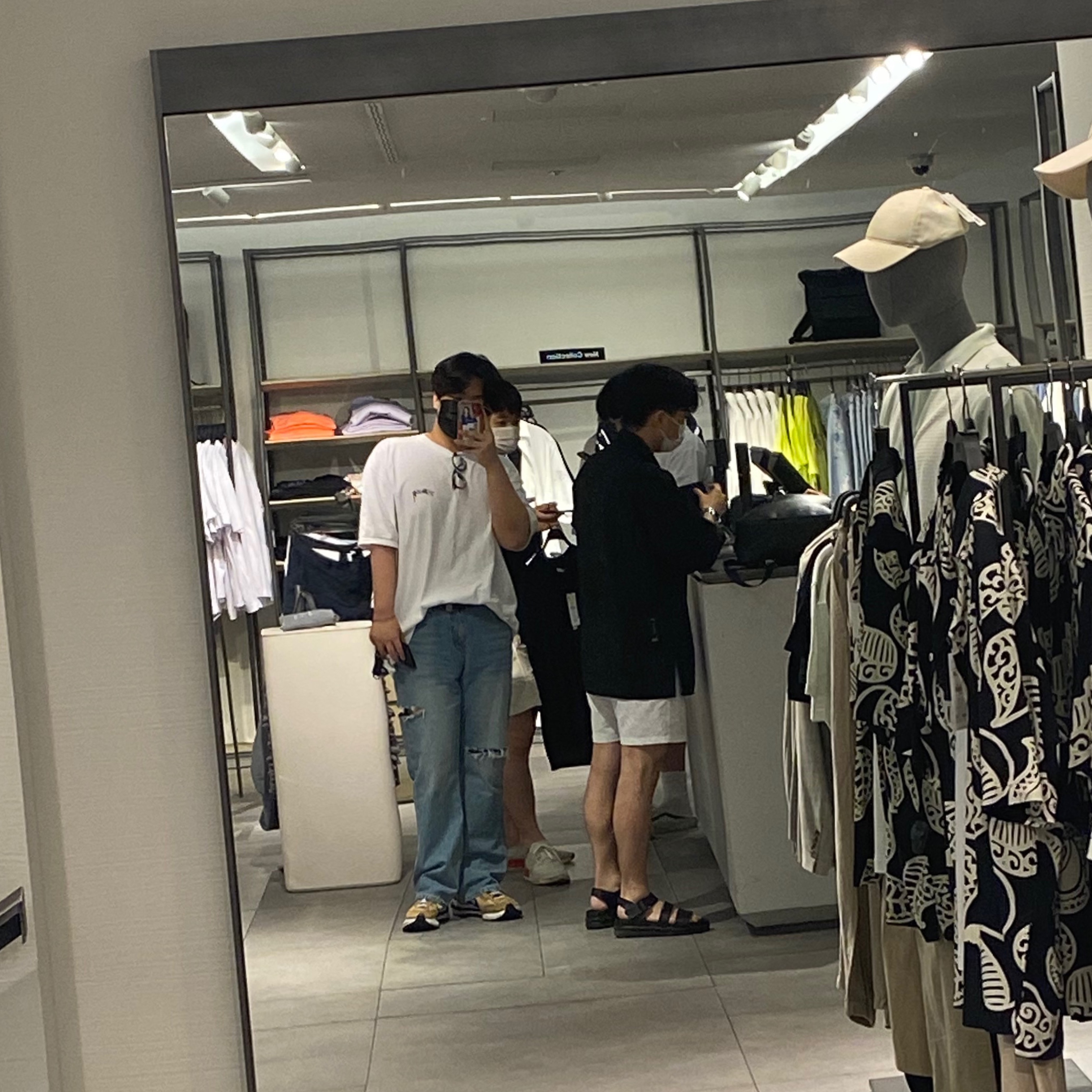 Stussy Modern Age T-Shirt White, Nike x Sacai VaporWaffle Sesame and Blue Void 착용 스타일