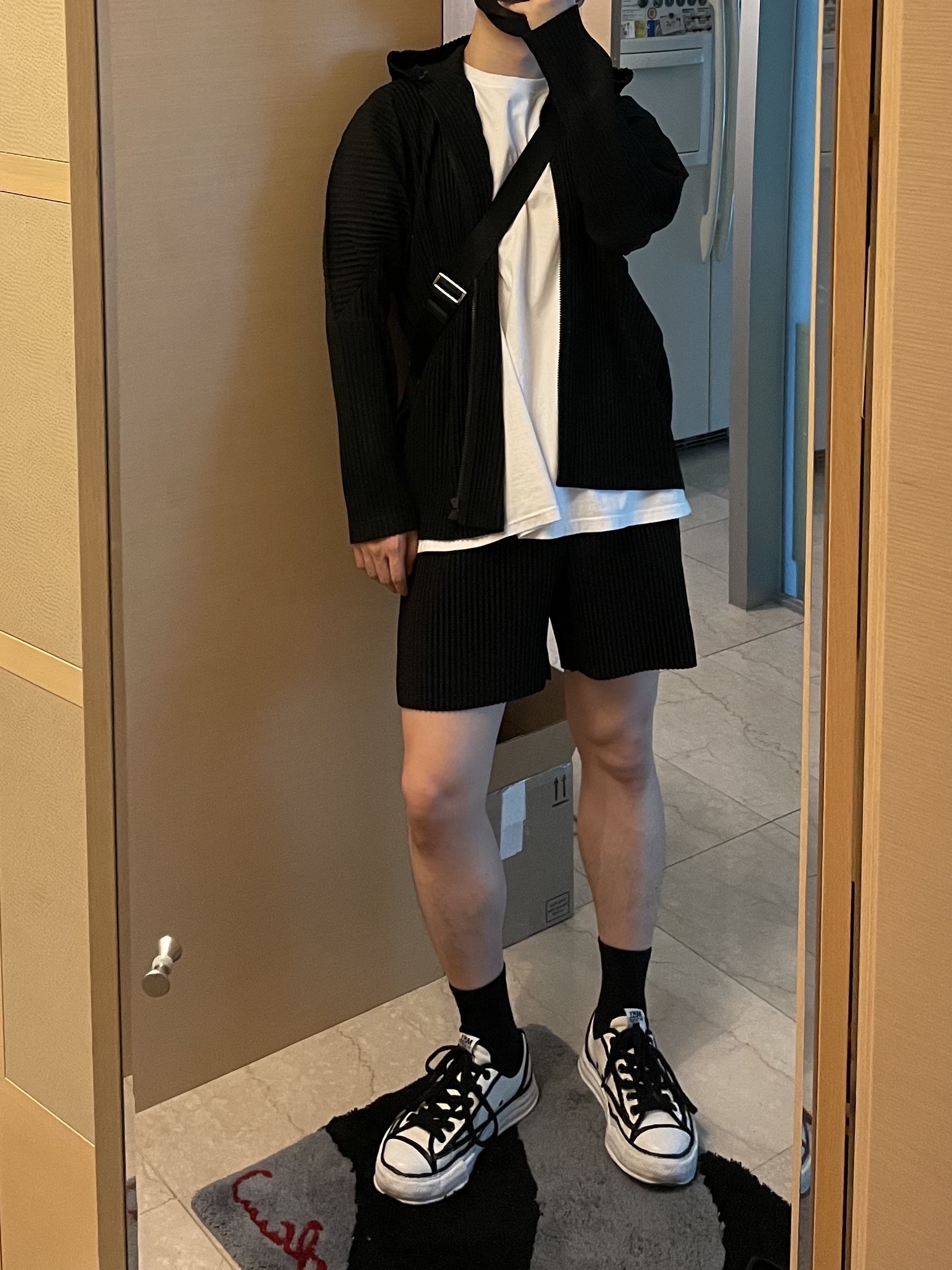 Maison Mihara Yasuhiro Peterson OG Sole Trick Detail Low Cut Sneakers White, Homme Plisse Issey Miyake Surface Hoodie Black 착용 스타일
