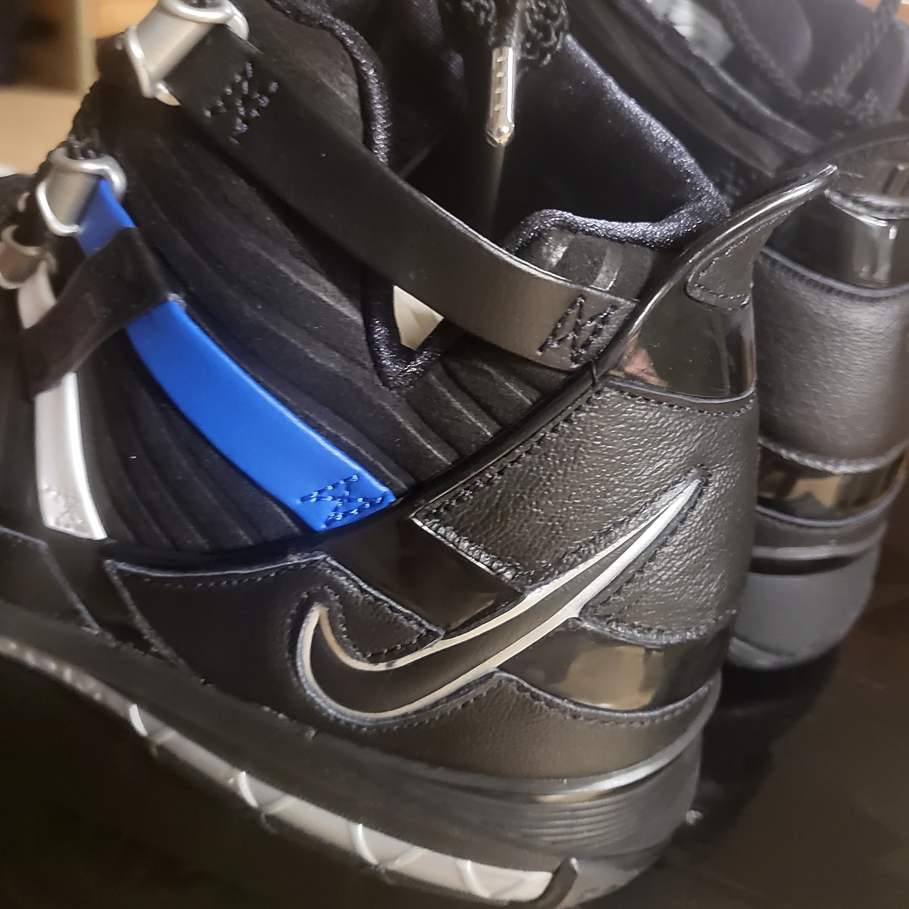 Nike Zoom LeBron 3 QS Black and University Red 착용 스타일 - 5