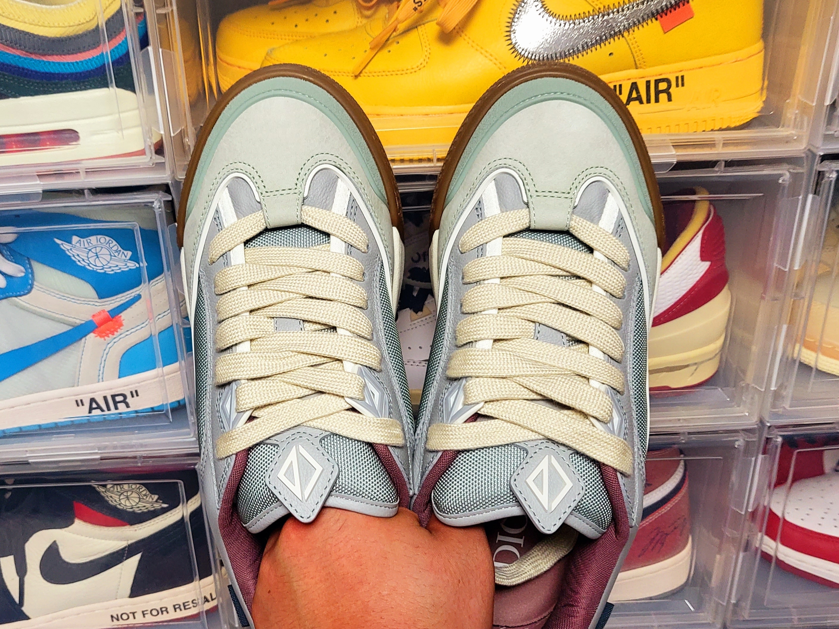Dior x Cactus Jack B713 Sneakers Grey Mint, Jordan 1 x Travis Scott x Fragment Retro High OG SP Military Blue 착용 스타일 - 4