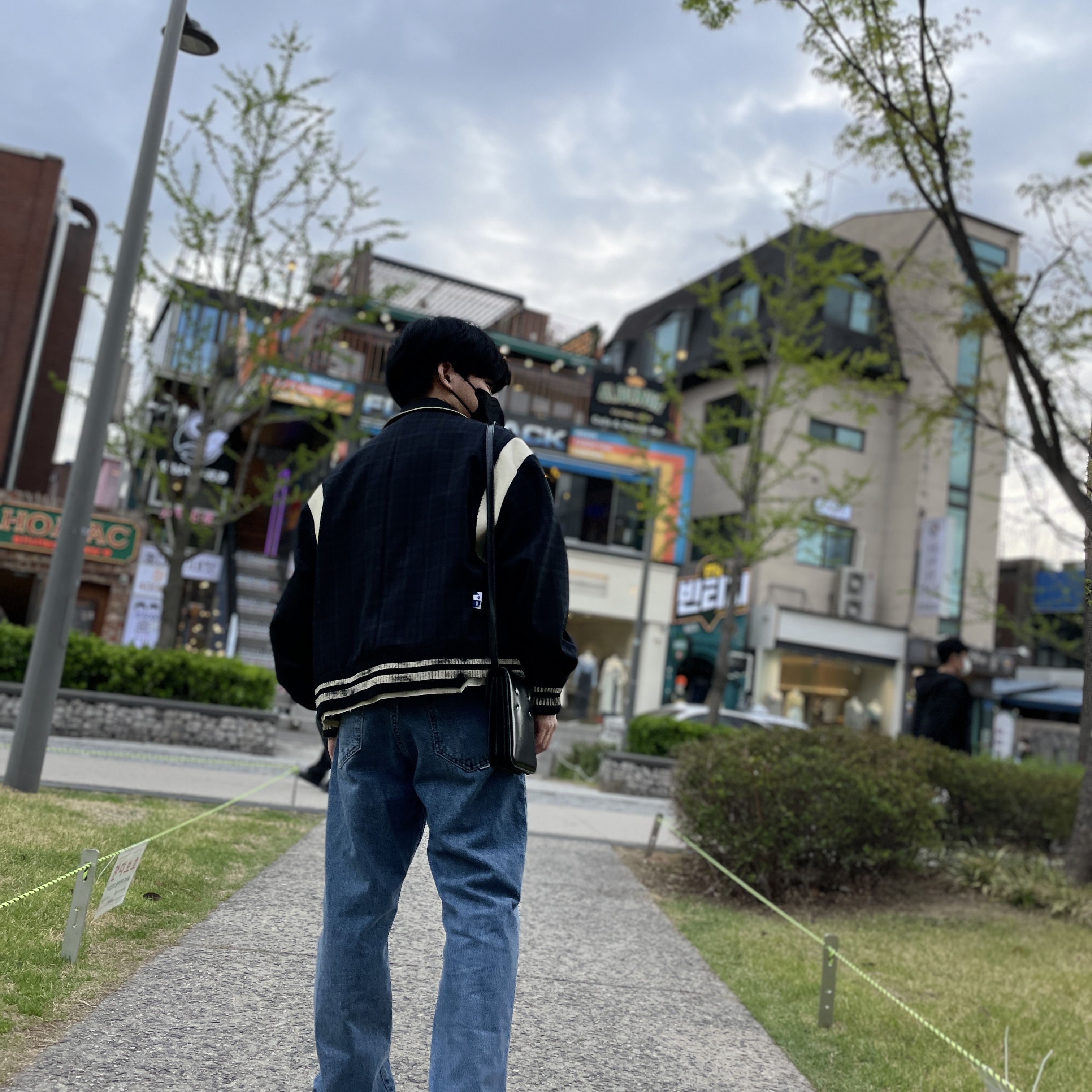 Ader Error Tedd Jacket Noir, Converse Chuck 70 Ox Vintage Canvas Rush Blue 착용 스타일 - 3