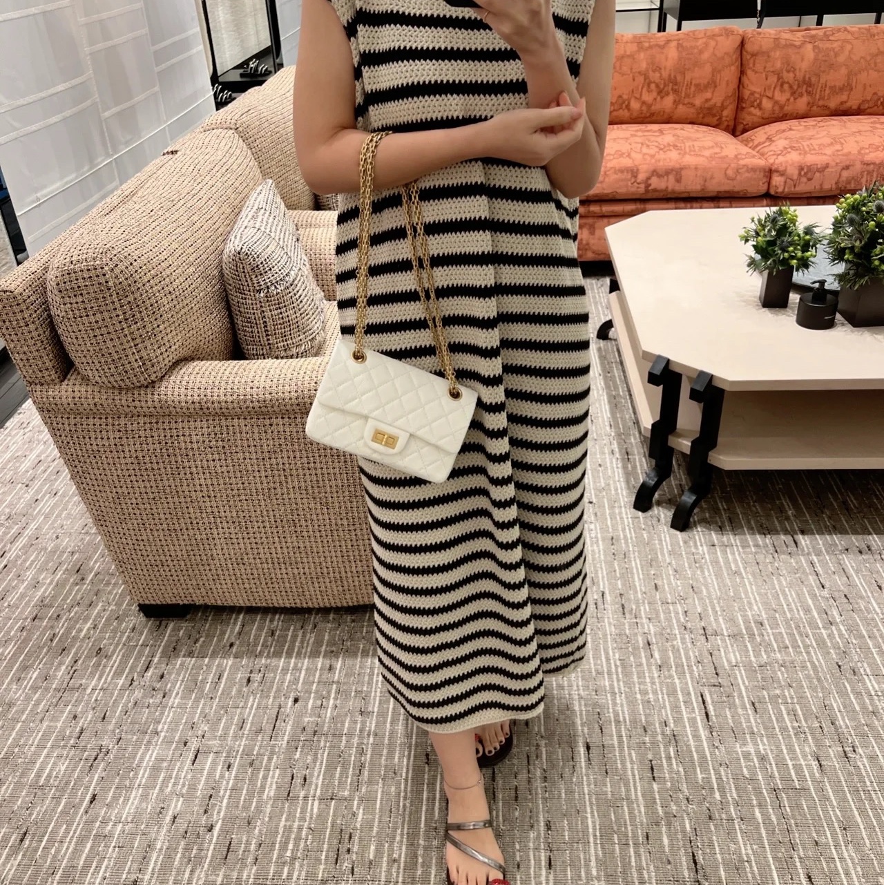 Chanel Mini 2.55 Handbag Aged Calfskin & Gold White 착용 스타일 - 1