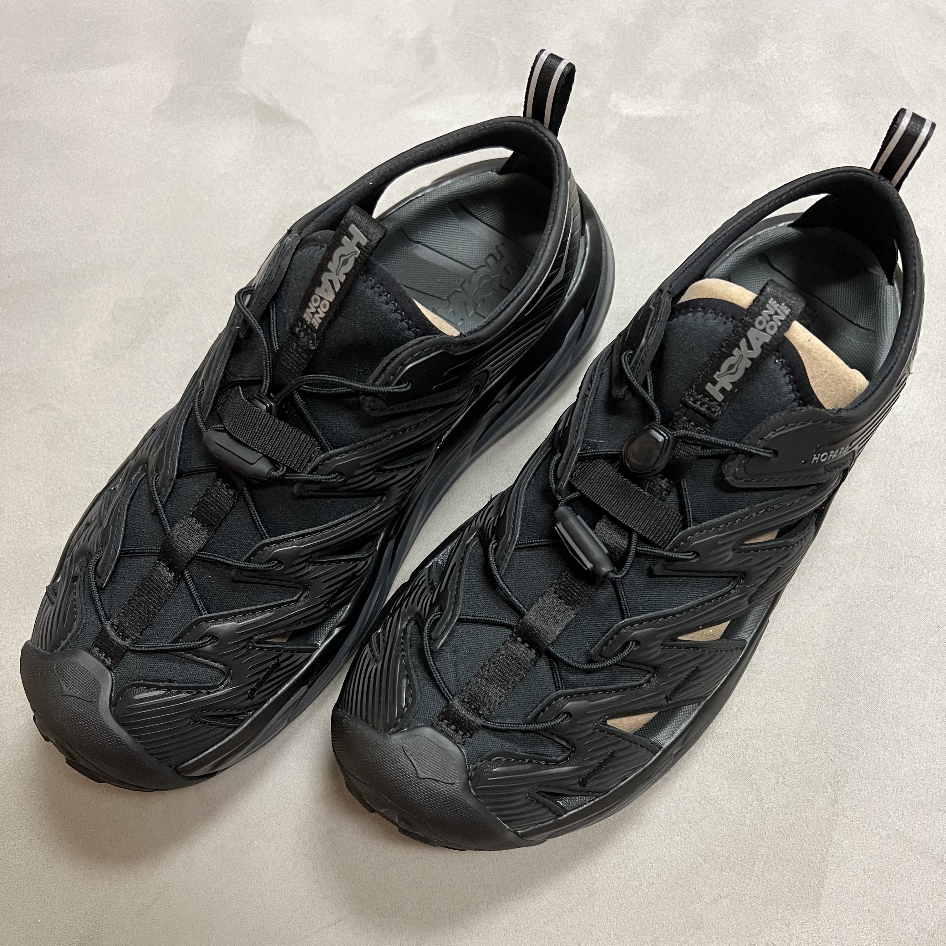 Hoka Hopara Black Dark Shadow 착용 스타일