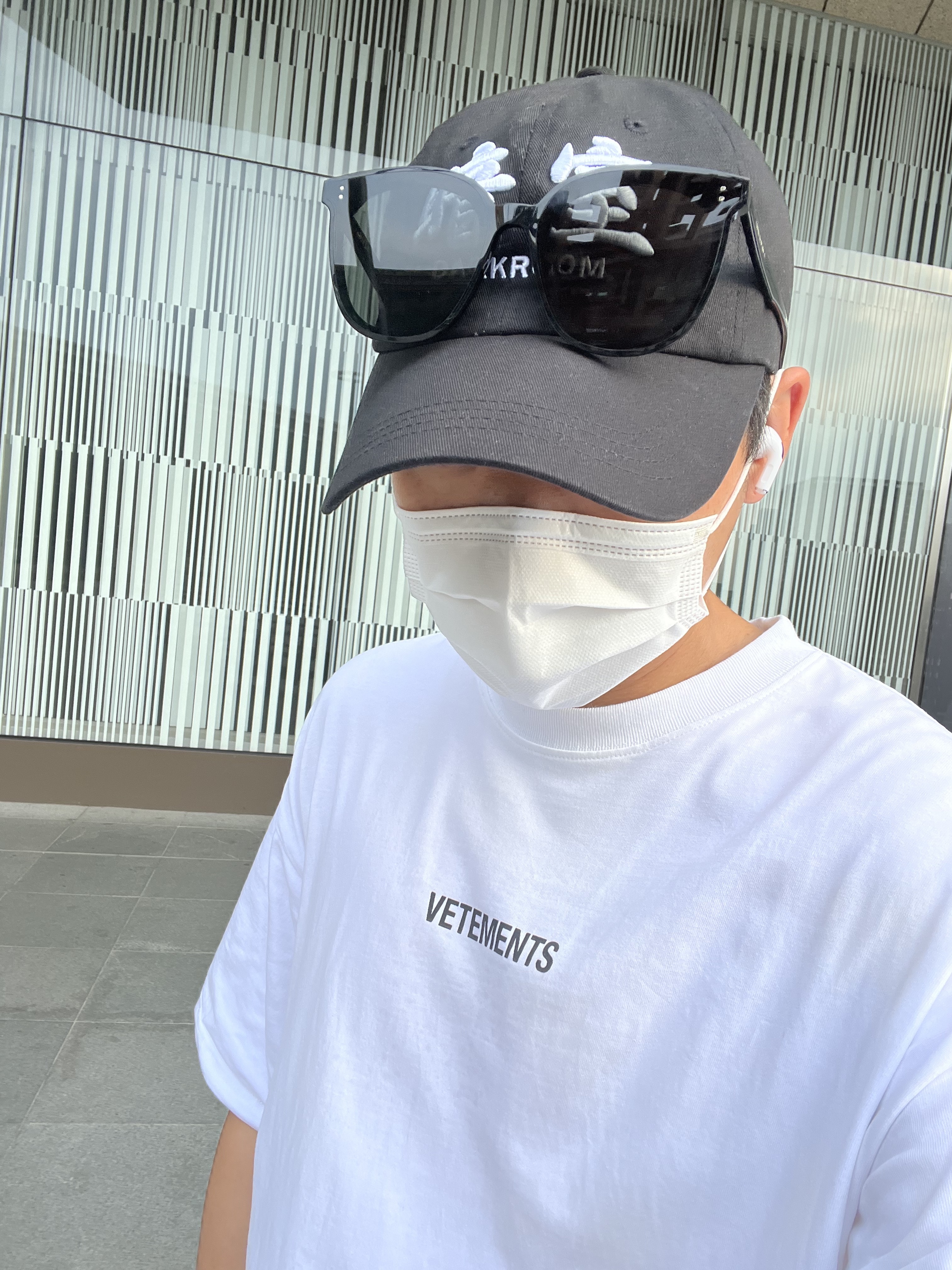Nike x Off-White Air Force 1 Mid SP Black, Darkr8m Studio White Logo Cap 착용 스타일 - 2