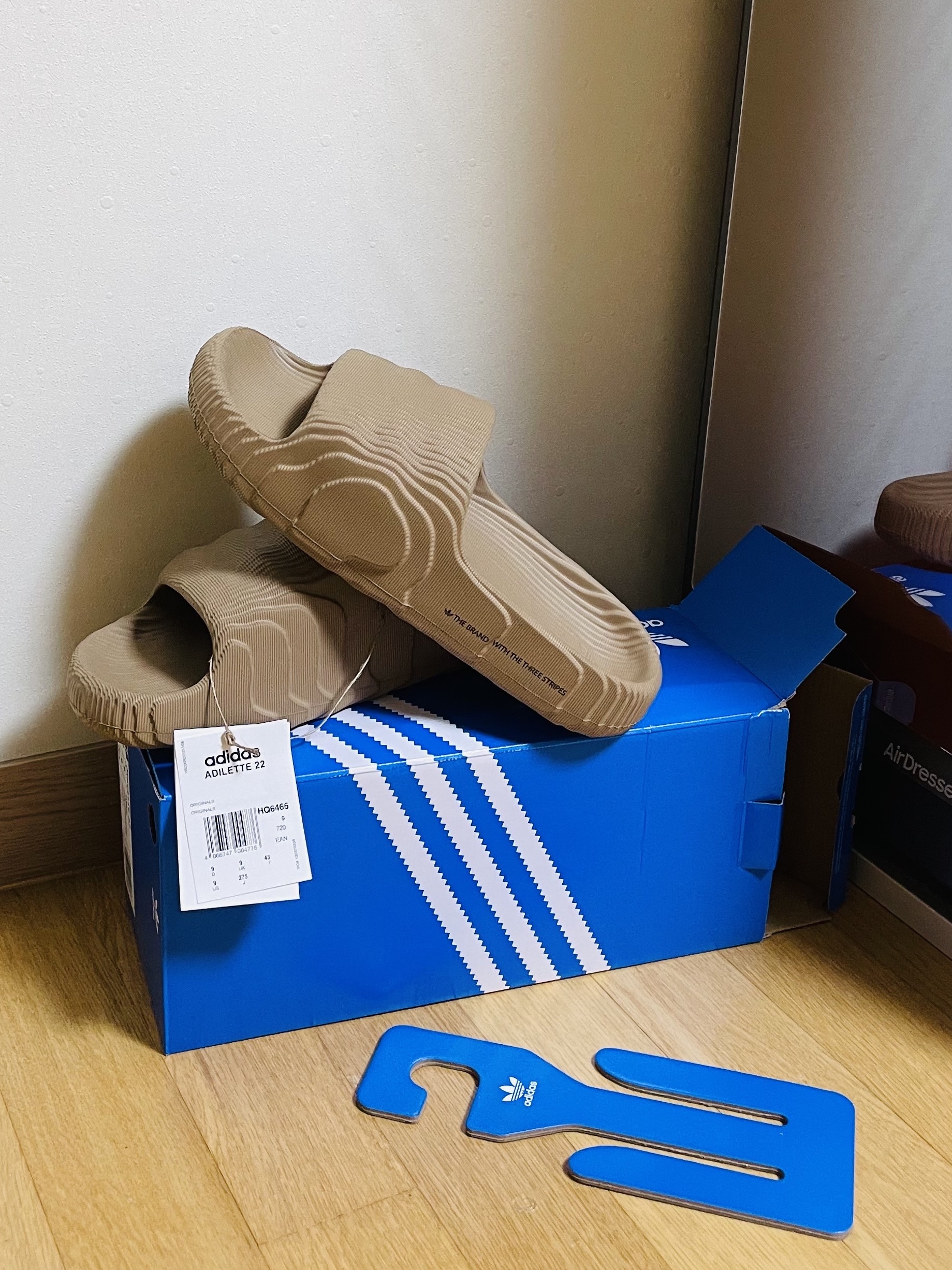 Adidas Adilette 22 Cardboard 착용 스타일