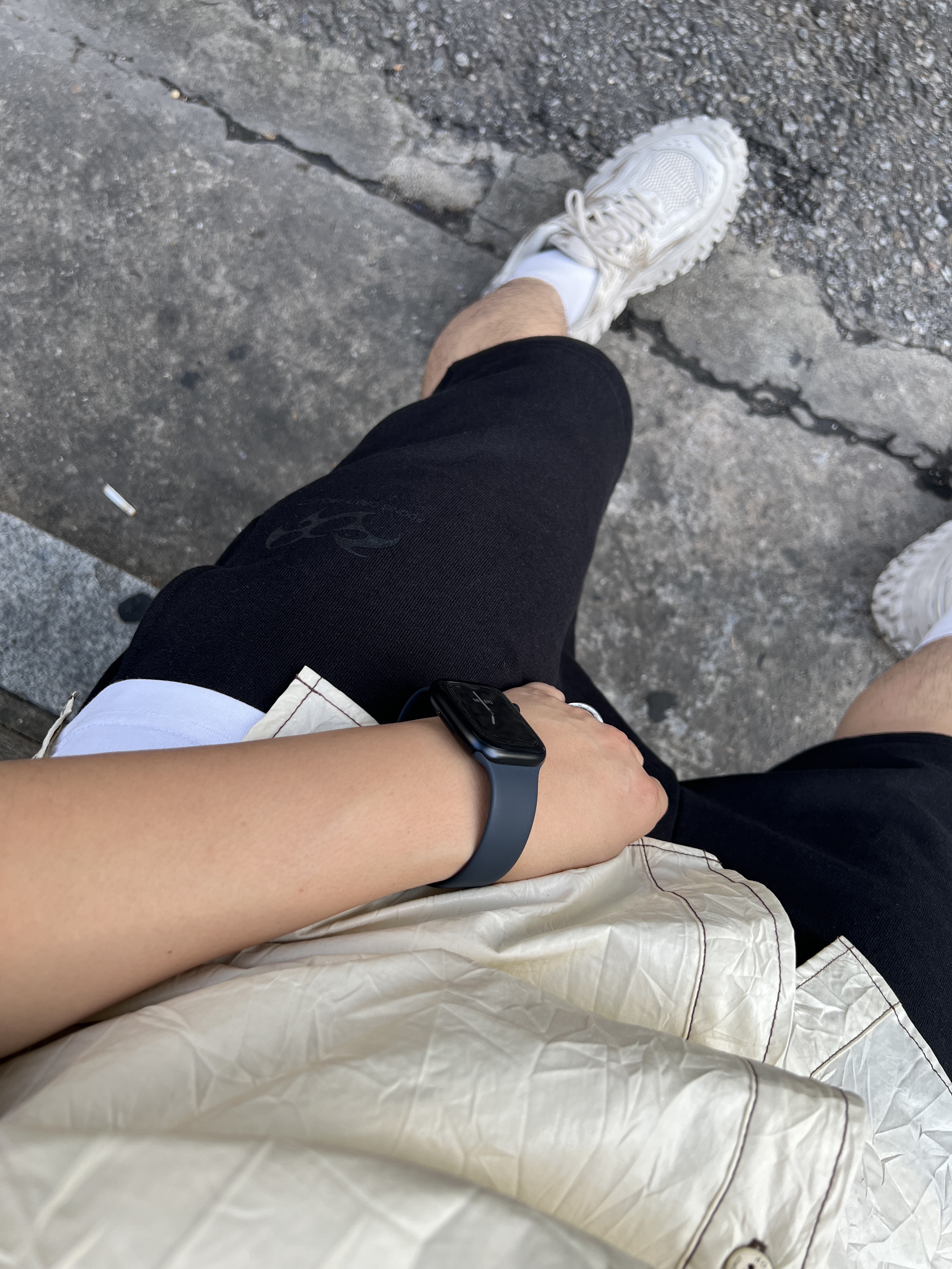 Our Legacy Ladon Leather Keychain Black, Balenciaga Defender Sneakers Beige 착용 스타일 - 4