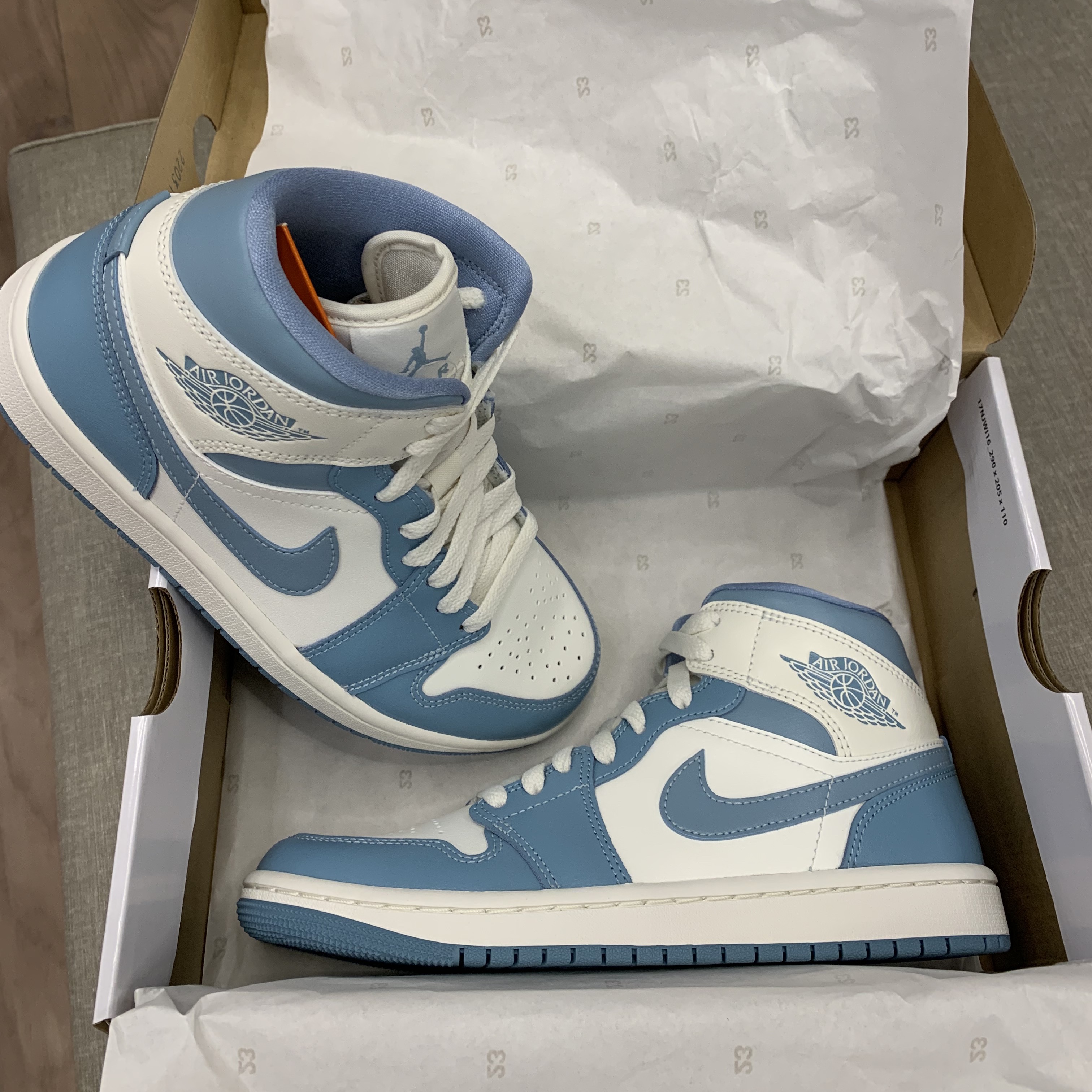 (W) Jordan 1 Mid Sail and Worn Blue 착용 스타일 - 1