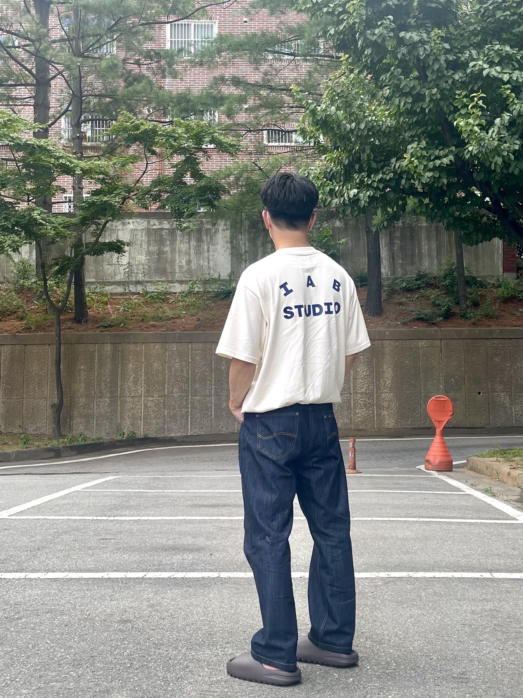 Adidas Yeezy Slide Soot 2021, IAB Studio x Lee T-Shirt Oatmeal Ivory 착용 스타일 - 2