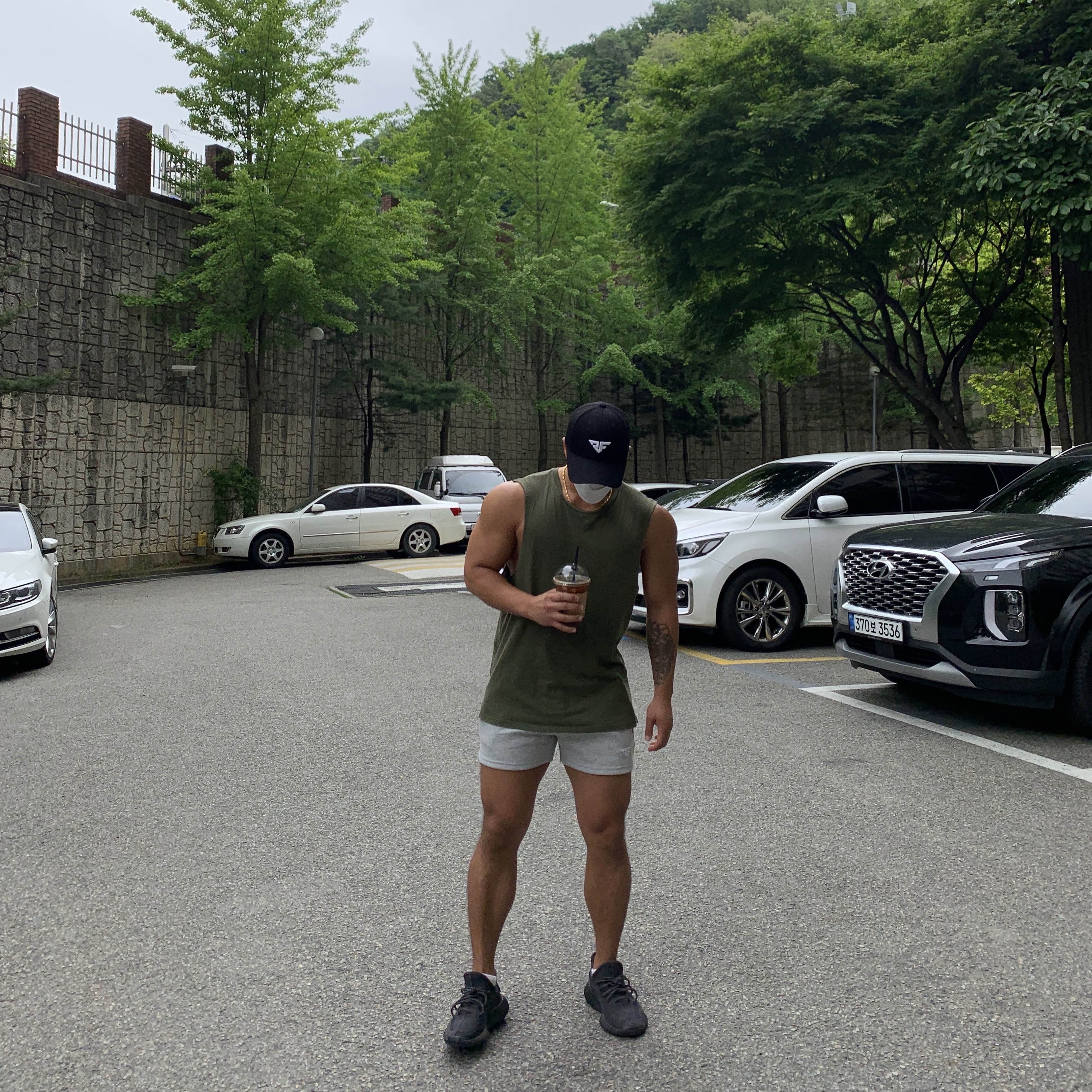 Adidas Yeezy Boost 350 V2 Black - Non-Reflective 착용 스타일
