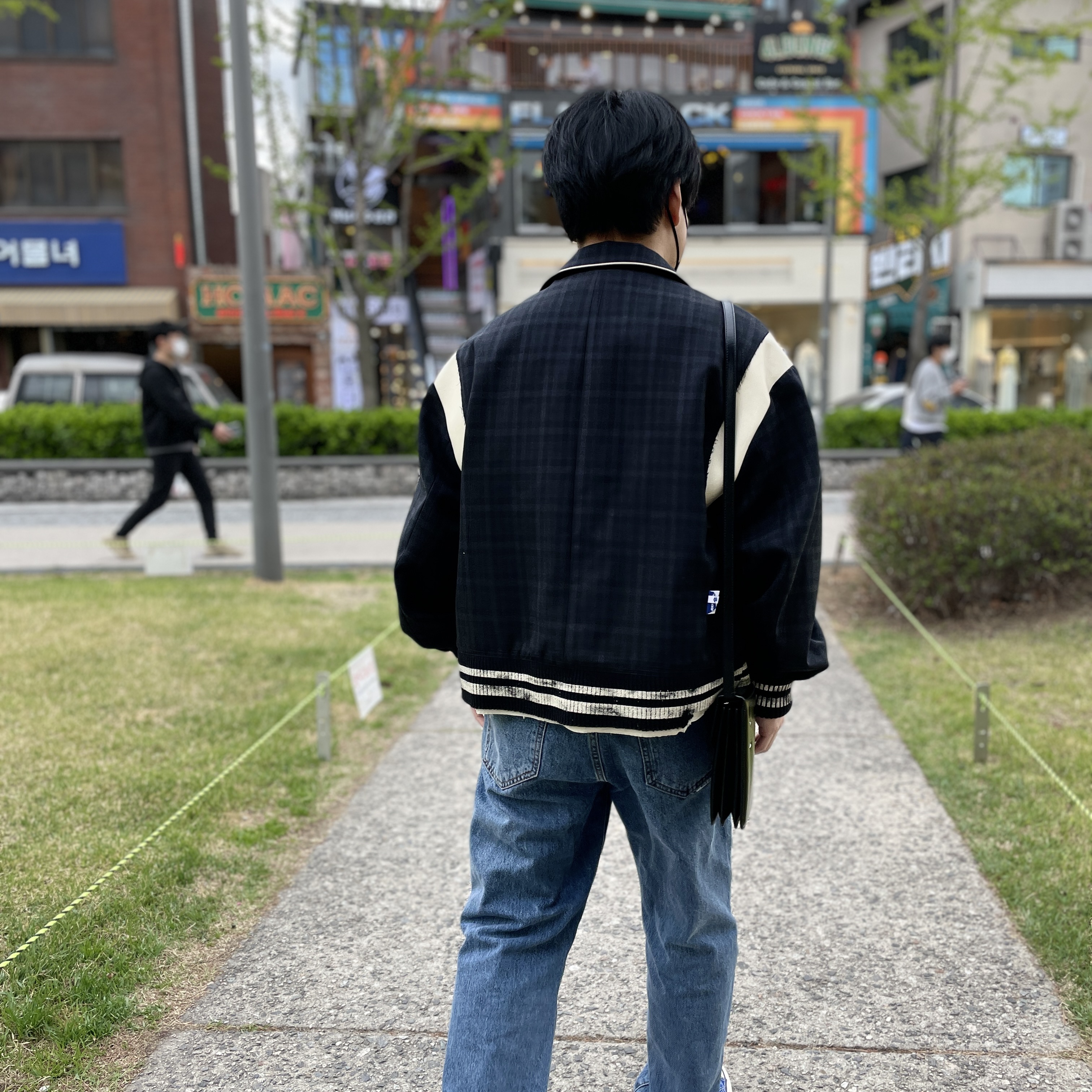 Ader Error Tedd Jacket Noir, Converse Chuck 70 Ox Vintage Canvas Rush Blue 착용 스타일 - 1