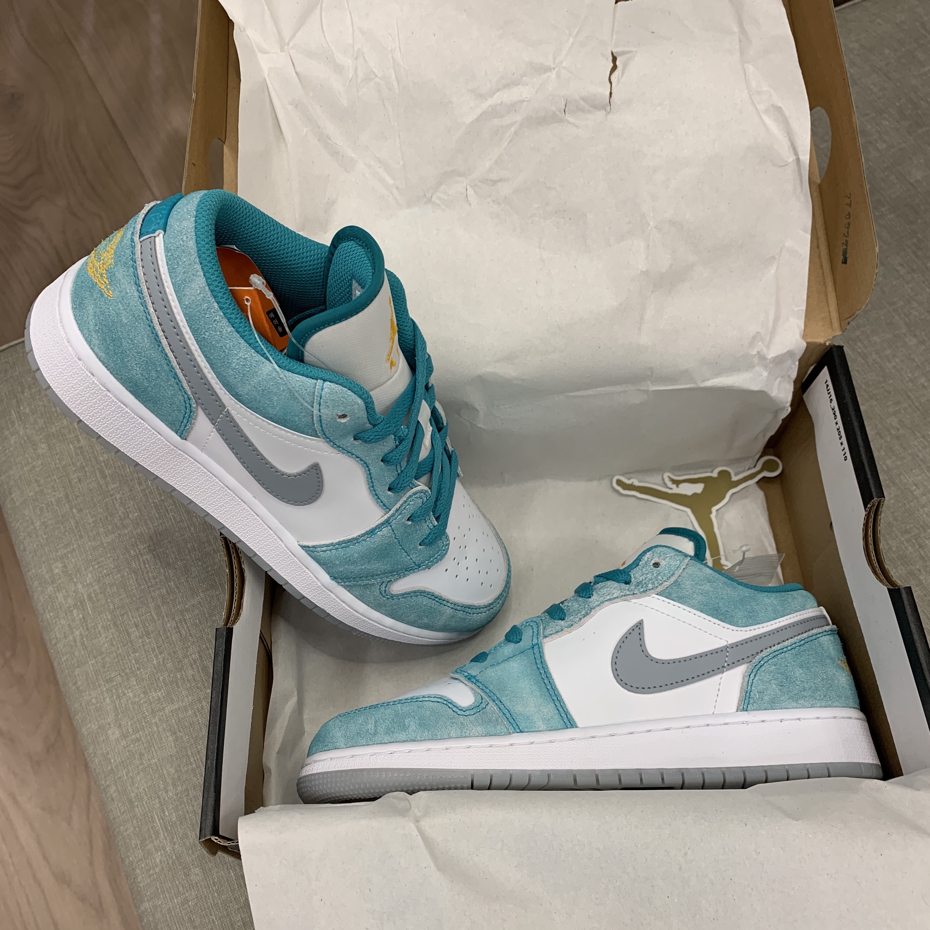 (GS) Jordan 1 Low SE New Emerald 착용 스타일 - 1