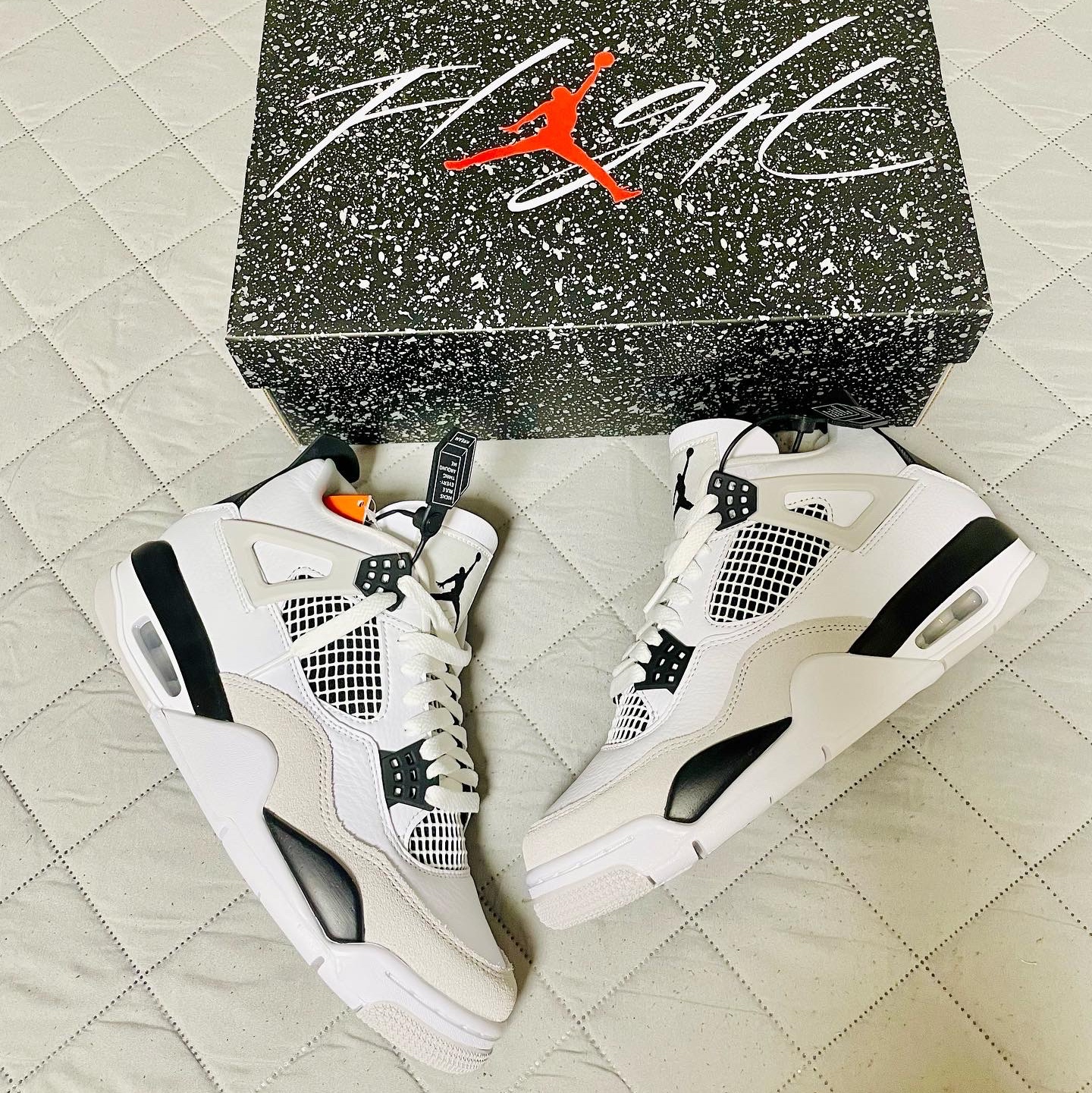 Jordan 4 Retro White and Black 착용 스타일 - 3
