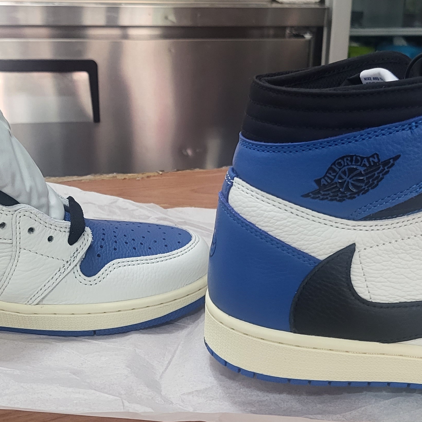 Jordan 1 x Travis Scott x Fragment Retro High OG SP Military Blue 착용 스타일 - 3