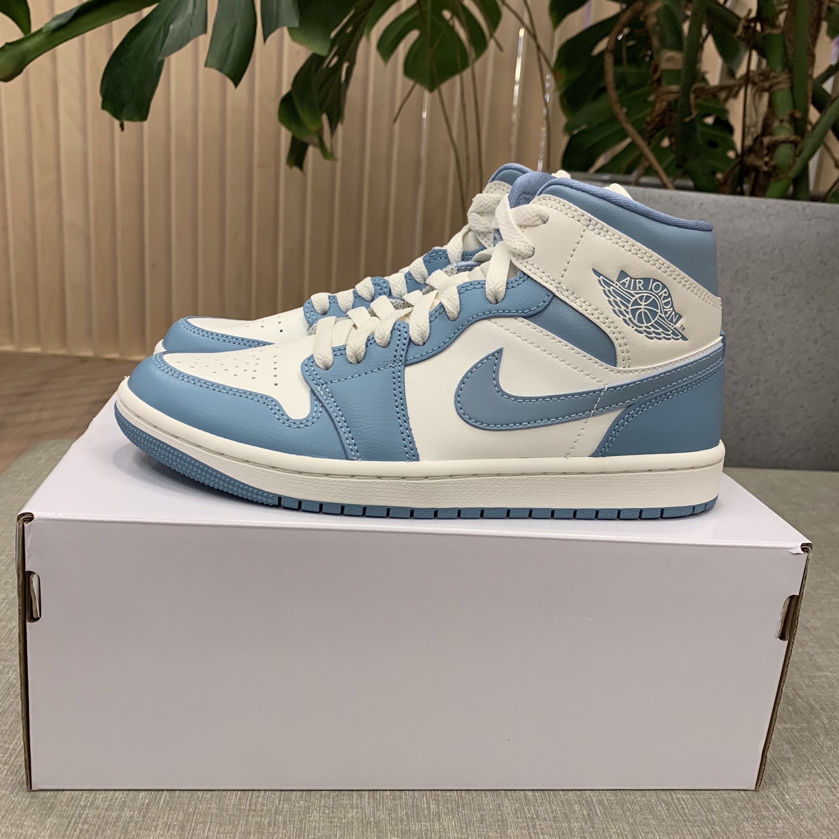 (W) Jordan 1 Mid Sail and Worn Blue 착용 스타일 - 2