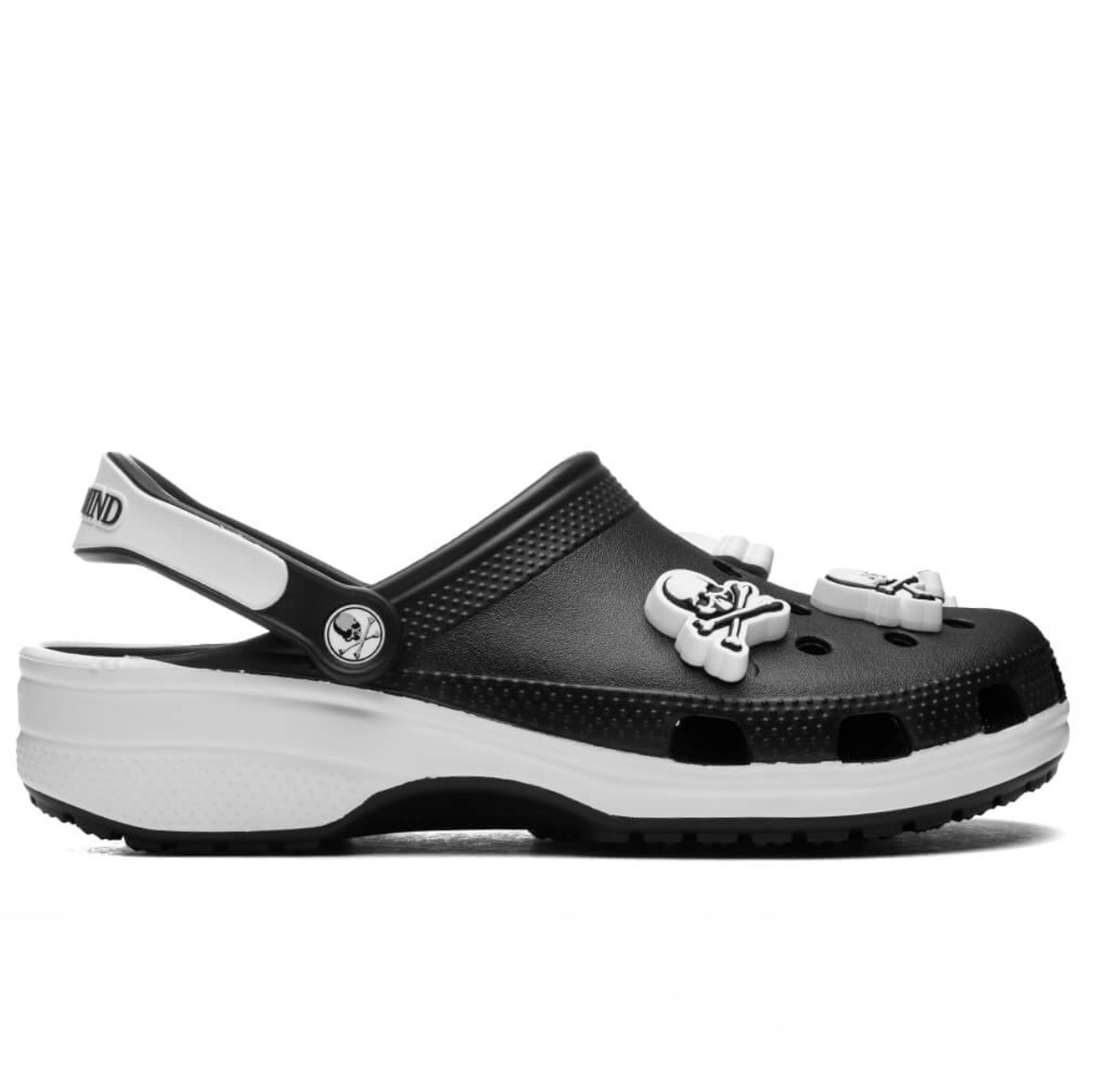 Crocs x Mastermind Classic Clog Black White 착용 스타일 - 1