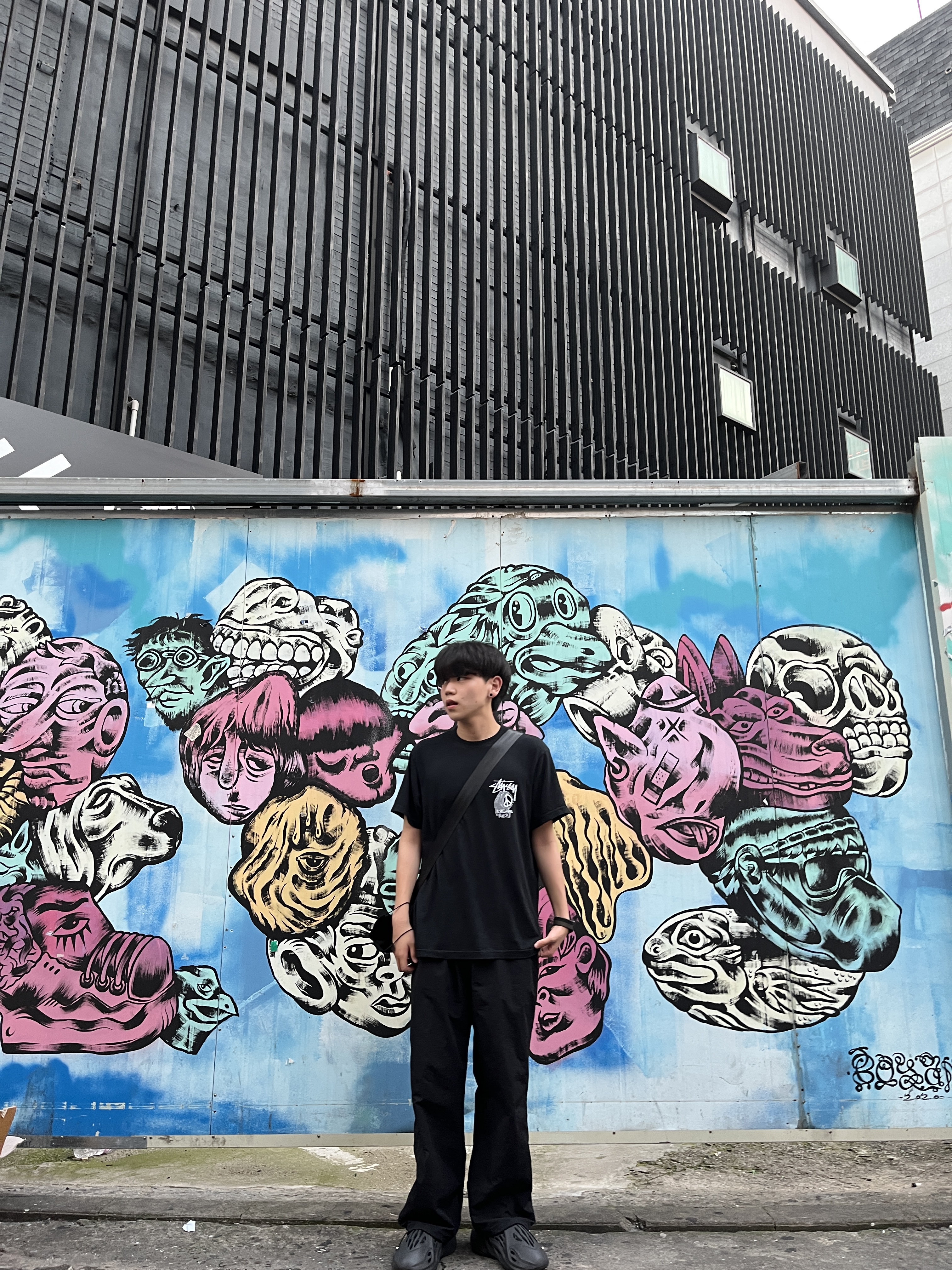 Adidas Yeezy Foam RNNR Onyx, Stussy Peace Hand Pigment dyed T-Shirt Black 착용 스타일 - 1