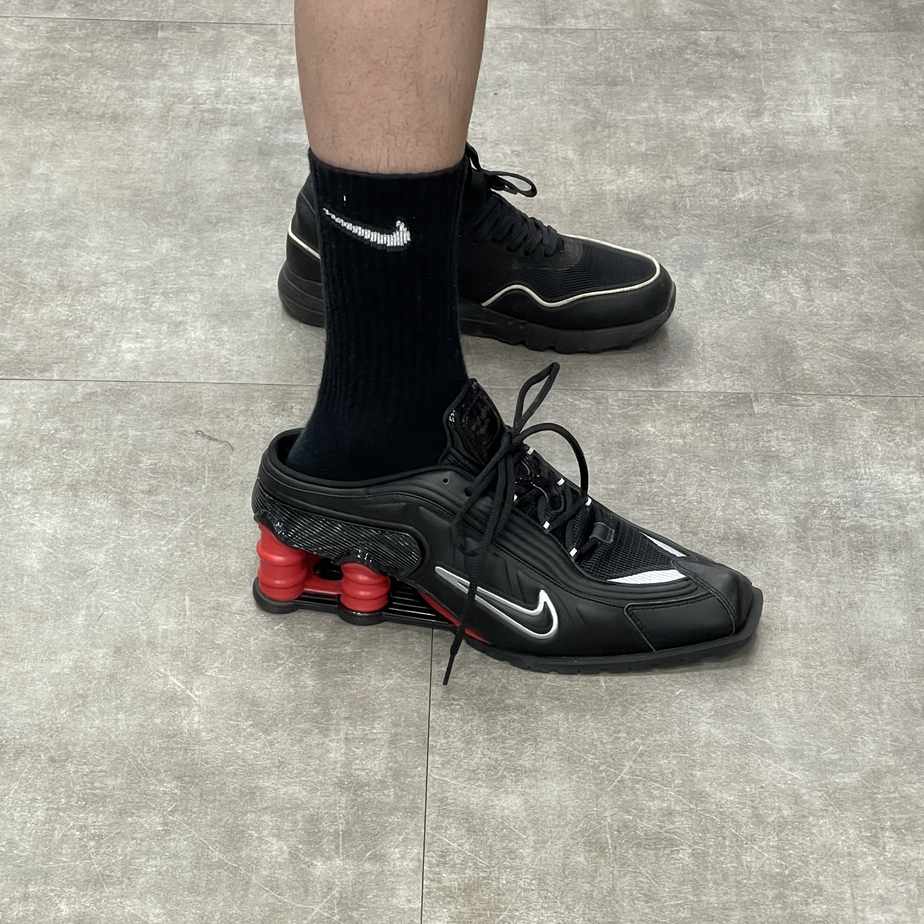 Nike x Martine Rose Shox MR4 Black 착용 스타일 - 2